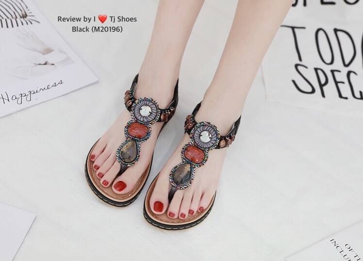 พร้อมส่งรุ่นนี้เกร๋มากบอกเลย รองเท้ารัดส้นนำเข้า ใส่นิ่มสบายมาก พื้นรองเท้าเกาะพื้น ช่วยกันลื่นได้ดี จับแมทกับชุดง่าย ใส่แล้วดูเกร๋ดูน่ารักมากๆ แถมใส่ได้ตลอด ไม่มีเอ้าท์ ของจริงงานดี สวยตรงปกแน่นอน เพราะทางร้านถ่ายรูปจากสินค้าจริง สวยเป๊ะมาก ควรมีไว้เป็นค