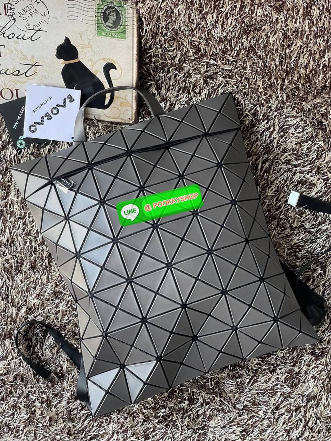 💕BAO BAO ISSEY MIYAKE FLAT PACK BACKPACK รุ่นนี้มีขนาดปานกลาง ไม่เล็กไม่ใหญ่จนเกินไป ดีไซน์เก๋ตามแบบฉบับของแบรนด์ มองเผิน ๆ อาจจะคิดว่ากระเป๋าแบนคงจุของได้ไม่เยอะ แต่บอกเลยว่าใส่ของได้เยอะกว่าที่คิด ด้วยดีไซน์รูปทรงสามเหลี่ยมที่ประกบกัน เมื่อใส่ขอ