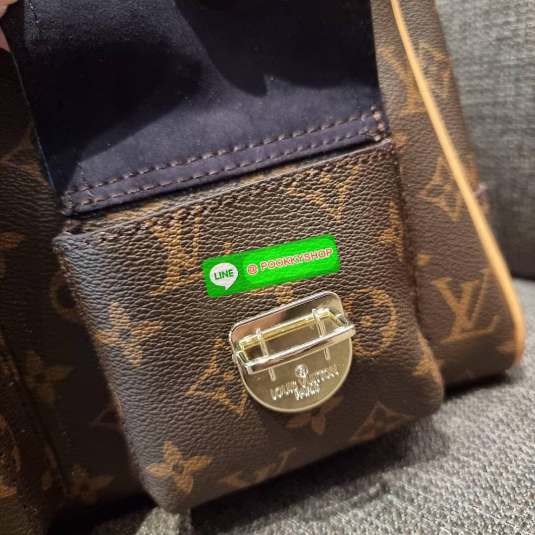 LV MANHATTAN HANDBAG กระเป๋าถือทรงผู้ดี คลาสสิค สวยหรู ไซส์กำลังสวย ราคาแสนดีจากวีไอพีพรีเมี่ยมกิ๊ฟ ดีไซน์ตกแต่งกระเป๋าเล็กด้านหน้า ใส่ของจุกจิกได้ วัสดุหนังแคนวาส ภายในโล่งกว้างมาก มีช่องซิปและช่องย่อย มาพร้อมสายสะพายครอสบอดี้ ถอดออกได้ คล้องแขนเก๋ๆ สะพา