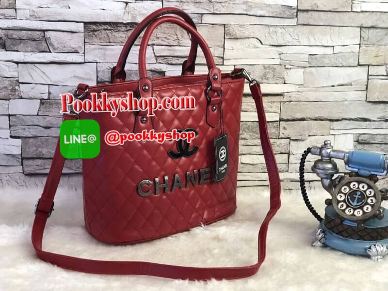 Chanel TOTE BEAUTY วัสดุหนังแกะสัมผัสนิ่มมือ สังเคราะห์คุณภาพดีทนทาน เปิด-ปิดด้วยซิปอะไหล่เงินรมดำ ฐานรองหมุด4มุม ภายในมีช่องใส่ของจุกจิก จุของได้เยอะ น้ำหนักเบา ซื้อใช้เองหรือฝากเป็นของขวัญก็สุดคุ้มค่ะ สวยมากงานดีสุดจากเคอร์เตอร์ต่างประเทศ ใส่เอกสารA4 ,I