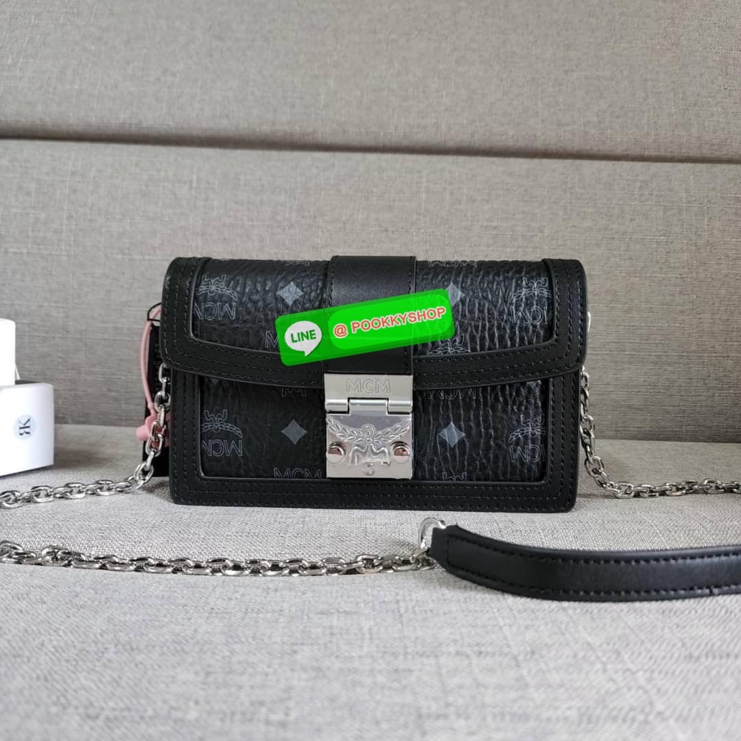 MCM Gretl Cossbody in visetos กระเป๋า Gretl กระทัดรัด ไอเทมใหม่ สุดฮิต ที่สาวๆต้องมีคะ วัสดุหนังแคนวาส ตัดหนังแท้ มาพร้อมสายสะพายโซ่อะไหล่สลับหนัง ข้างช่องโล่งสามารถใส่มือถือ iPhone Pro max ได้เหมาะสำหรับสะพายเที่ยวชิวๆในวันหยุดพักสบายๆ สีน้ำตาลคอนยัคทีแม