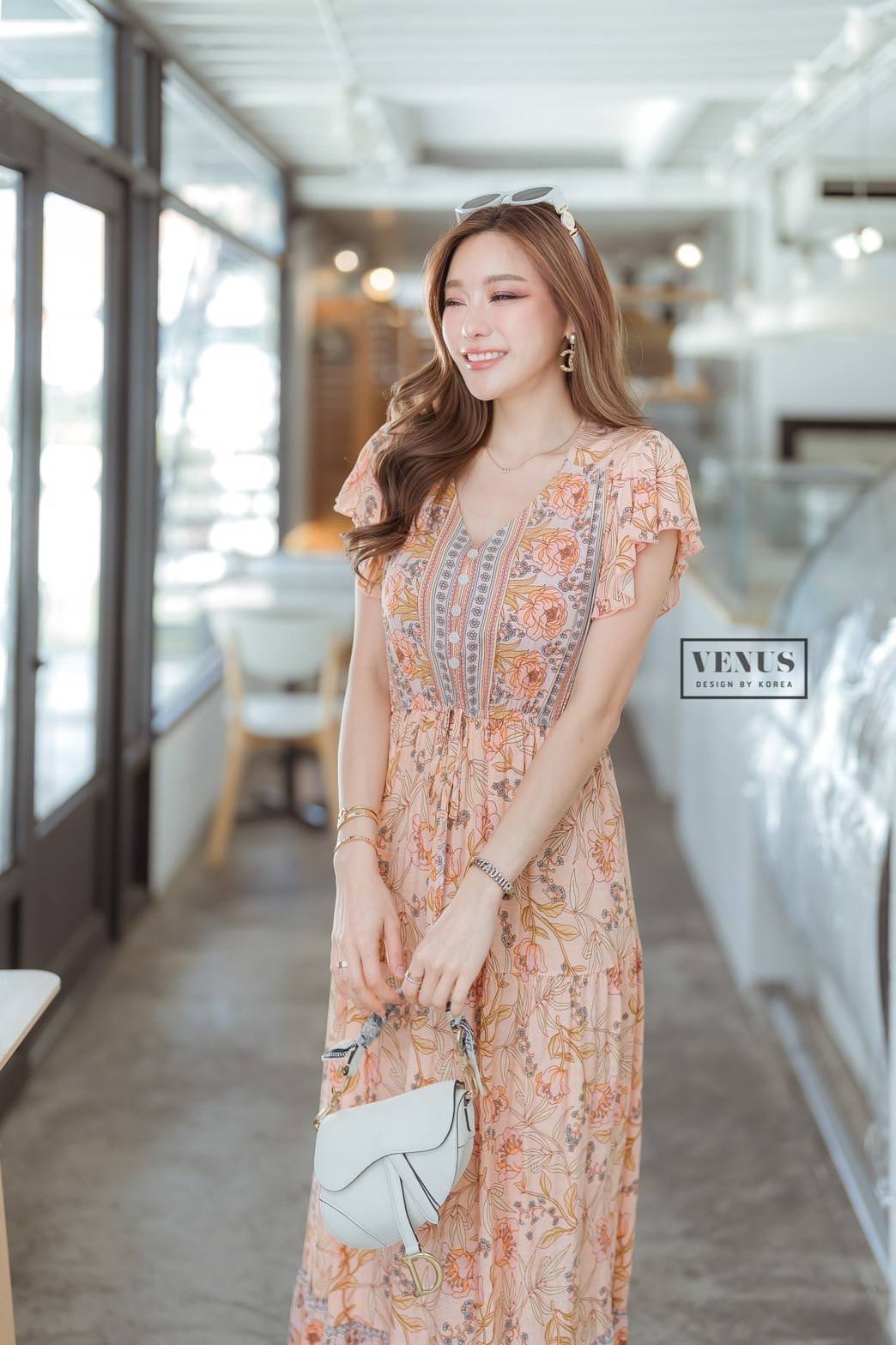 I'm Lady By Venus Flora MaxiDress แม๊กซี่เดรสพิมพ์ลายดอกไม้ แต่งกระดุมเรียงหน้า ช่วงเอวแต่งสม๊อคยืด สามารถรูดได้นะคะ งานเก๋เนื้อผ้าพริ้วใส่สบายสุดๆคะ แม๊ทกับรองเท้าผ้าใบก็น่ารักคะ