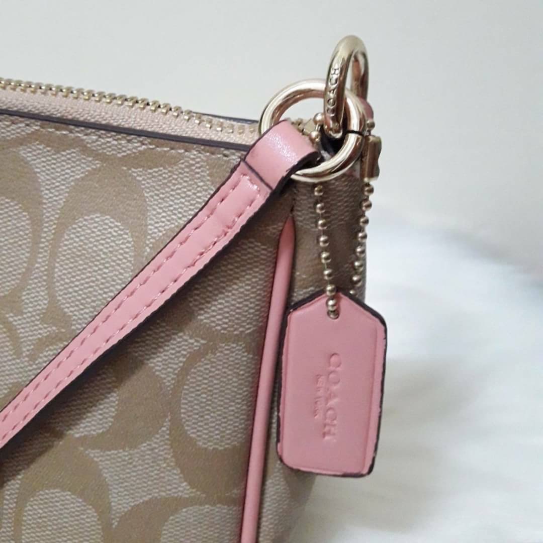 ขายดี Coach Messico Top Handle Pouch In Signature Coated Canvas กระเป๋าหิ้ว/คล้องไหล่/สะพายข้าง ขนาดเหมาะ ดีไซน์สวยน่ารัก ผลิตจากวัสดุคุณภาพดี แข็งแรงทนทานน้ำหนักเบา ภายในบุผ้าสวยงามเรียบร้อย 1 ช่องอเนกประสงค์ ซิปโลหะสีทองสวยงาม สายสะพายถอดและปรับความยาวไ