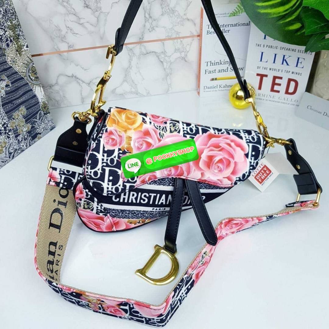 CHRISTIAN DIOR BAG VIP GIFT WITH PURCHASE (GWP) จาก CHRISTIAN DIOR DUTY FREE COUNTER (D4352) กระเป๋าสะพายดีไซน์เก๋ ลุคหรูหรา หรือลุคในวันสบายๆก็เอาอยู่ แมทได้ทุกลุคจริงๆ ดาราเซเล็ปทางฝั่งฮอลลิวู้ดเลิฟกันมากนะไอเทมนี้ จะถือเก๋ๆก็รอด หรือสะพายครอสบอดี้ก็เริ