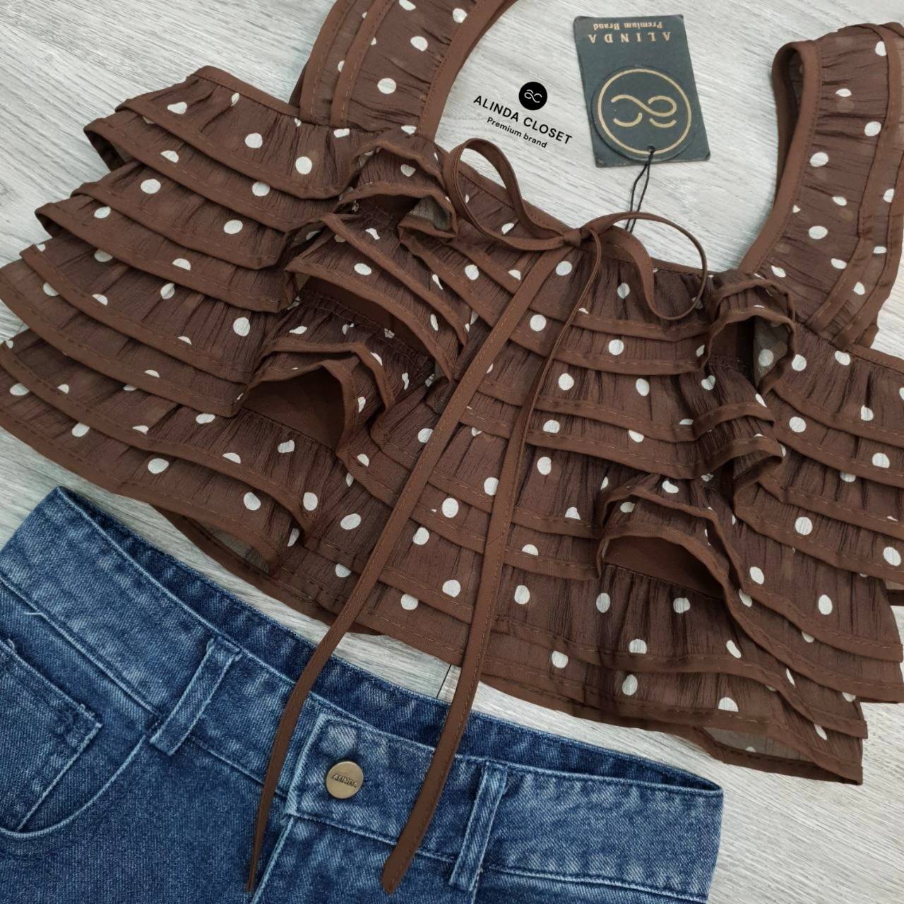 ชุดเซทแฟชั่น ชุดเซ็ทเสื้อสายเดี่ยวทรงครอปสีน้ำตาลลายจุด แต่งระบายคู่ที่สายเสื้อ