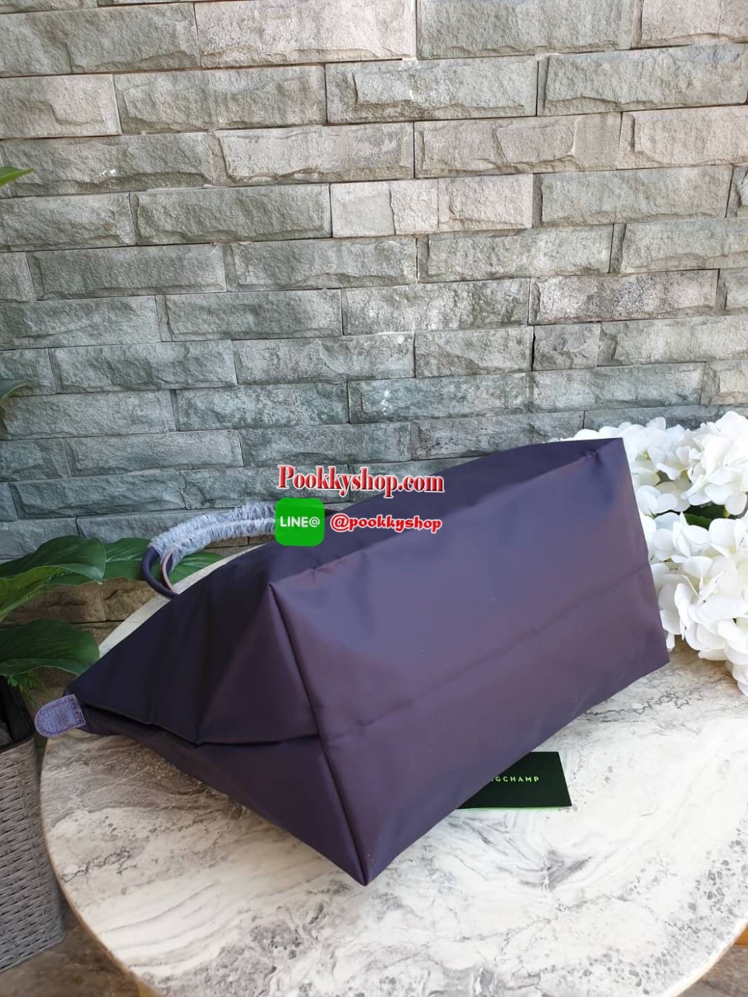 Longchamp Le Pliage Club Tote Bag Size L หูยาว วัสดุเนื้อผ้า Nylon Canvas เคลือบกันนำ้ ตัดด้วยหนังแท้ที่มีน้ำหนักเบา ดีไซน์เรียบง่ายแต่เต็มไปด้วยความคลาสสิก จนเป็นที่ชื่นชอบไปทั่วโลก Longchamp ปรับโฉม LE PLIAGE ด้วยการปักลายรูปม้า-ตราสัญลักษณ์ของแบรนด์บนผ