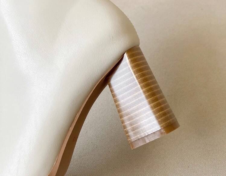 พร้อมส่ง บูทขนาดกลาง 999 งานสวยมาก ส้นแต่งลายไม้เก๋ หนังนิ่ม น้ำหนักพอดี มีซิปเพื่อง่ายเวลาสวม ทรงปลายเก๋มาก สวยมาก