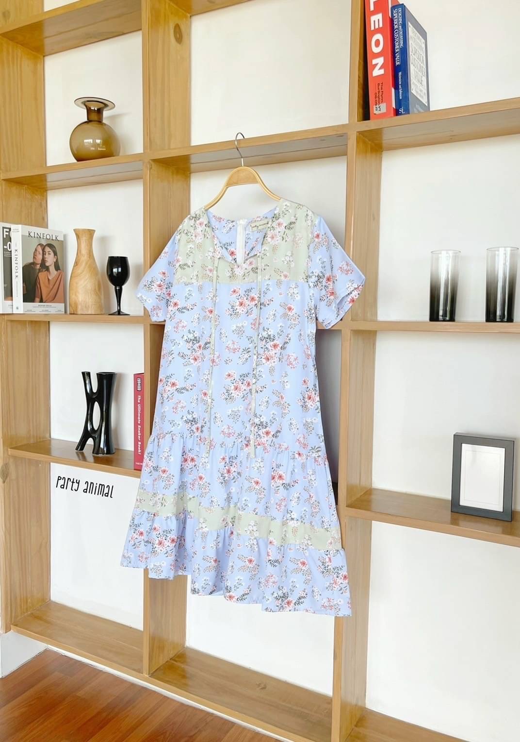 เดรสลายดอกไม้ตัดต่อสลับสีแบบทูโทน ทรงปล่อยต่อชายระบายสองชั้น คอผูกโบว์ได้ เนื้อผ้าไหมญี่ปุ่นพริ้วๆใส่สบาย งานมีซับในตัวค่ะ ซิปหลัง มีกระเป๋าข้างค้า 2สี