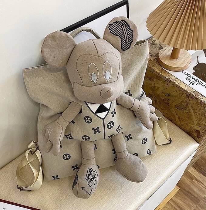 พร้อมส่ง เป้ตุ๊กตา LV งานสวยน่ารักมากค่ะ ผ้าหนาดีมาก ช่องเก็บของใหญ่มาก ด้านใน มีหลายช่อง ด้านหลังมีช่องซิปเก็บของสำคัญ เก๋ไก๋ไม่เหมือนใคร