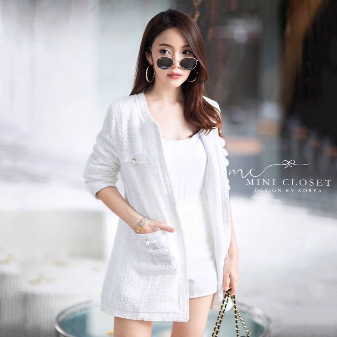 💖งานใส่สวยพร้อมส่งค่ะ💖 กับเสื้อคลุมตัวยาว เนื้อผ้ากลิตเตอร์เบาๆ เนื้อผ้าน้ำหนักดี ใส่ได้ทุกฤดูไม่ว่าร้อน/หนาว ซับในทั้งตัว กระเป๋าหน้า ติดอะไหล่มุกงานขายดี ที่ต้องมีค่ะ