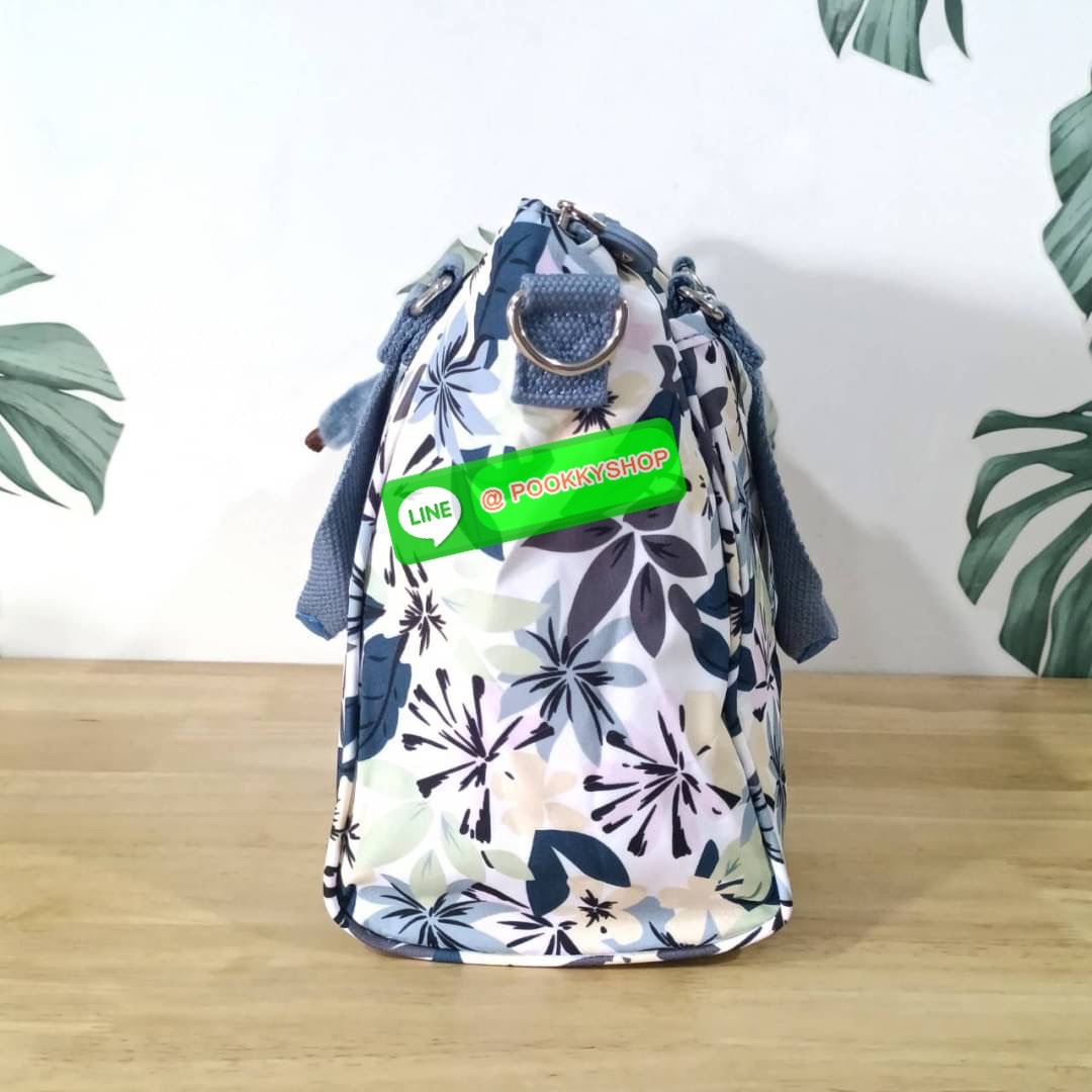 KIPLING AMIEL Medium Handbag กระเป๋าถือหรือสะพาย วัสดุ Nylon + Polyester ช่องหลักเปิด-ปิดด้วยซิป โล่ง กว้าง สามารถจุของได้เยอะ ด้านในมีช่องใส่ของทั้งซ้ายและขวา ด้านหลังมี ช่องลึกอีก 1 ช่อง พร้อมสายสะพายยาวปรับได้ free size เหมาะกับวันไปทำงาน วันสบายๆ สามา