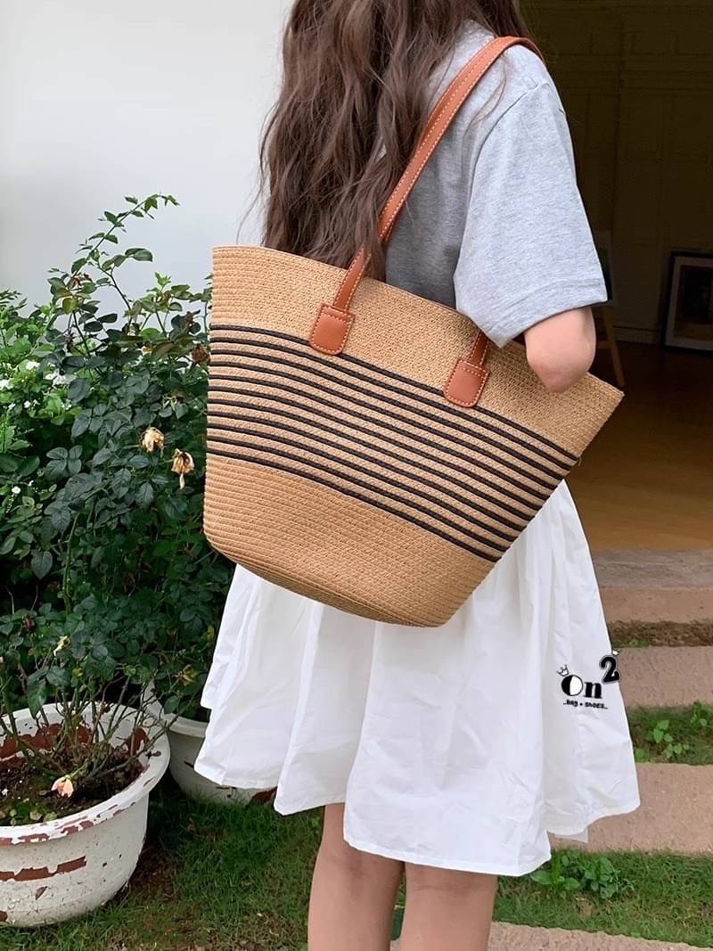 กระเป๋าสานทรงช้อปปิ้งสะพายไหล่ ผ้าทอสายหนัง งาน แฟชั่น street wear สวยเก๋ ใส่ได้ครบทุกสิ่งอย่าง พร้อมส่งสี วัสดุดีเกรดทนทานค่ะ