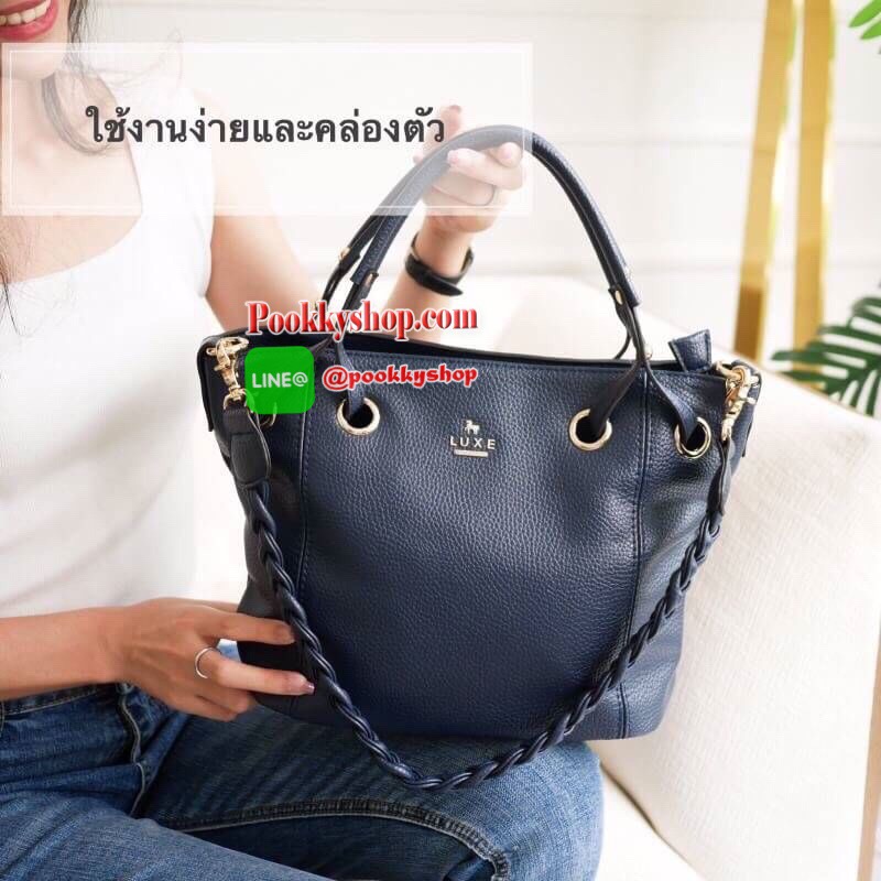 รุ่น Andrea city bag เปิดตัวรุ่นใหม่พร้อมอะไหล่สามแถว สั่งทำพิเศษจากโรงงานเดียวกับแบรนด์ดังระดับโลกเลยค่ะ สุดหรูไม่ลอก มาในทรงสุดสวยเปิดตัวใหม่✔️ มีสายสะพายสองเส้น เส้นแรกคือสายเปีย สะพายแล้วดูน่ารักสุดๆ หรือจะใช้สายสะพายยาวก็คล่องตัว ปากกระเป๋ามีซ