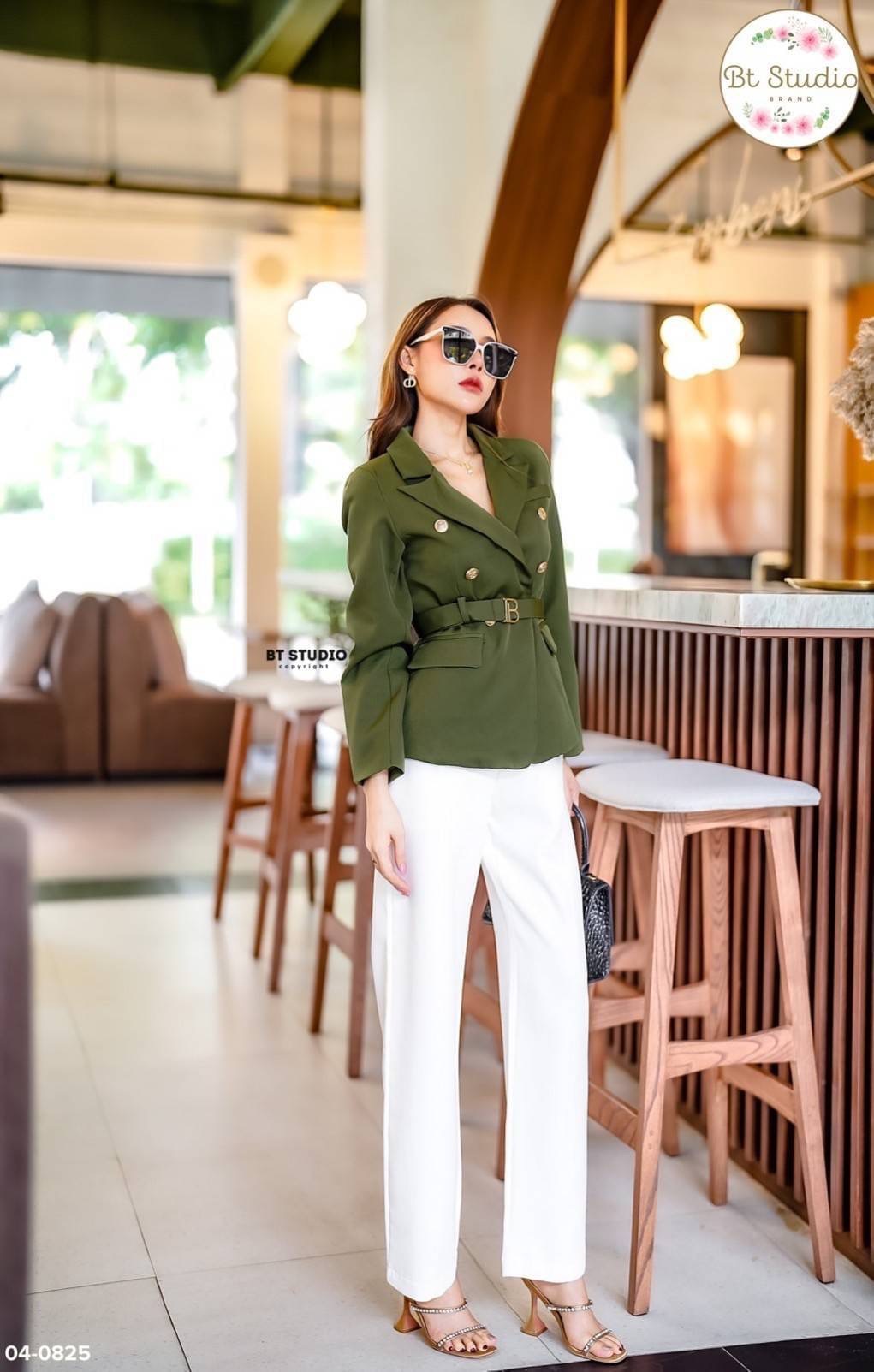 เซท 3 ชิ้น เสื้อเบเซอร์คอปก แขนยาวแต่งกระดุมสีทองปั้มโลโก้ที่ตรงกลาง และปลายแขน มาพร้อมสายเข็มขัดคาดเอวสีเดียวกันกับเสื้อ หัวเข็มขัดแต่งสีทอง แมทซ์กับกางเกงขายาวตีเกล็ดด้านหน้า กระเป๋าใช้งานได้จริง งานสวย คัตติ้ง เนื้อผ้าดี ห้ามพลาดเลยจ้าา