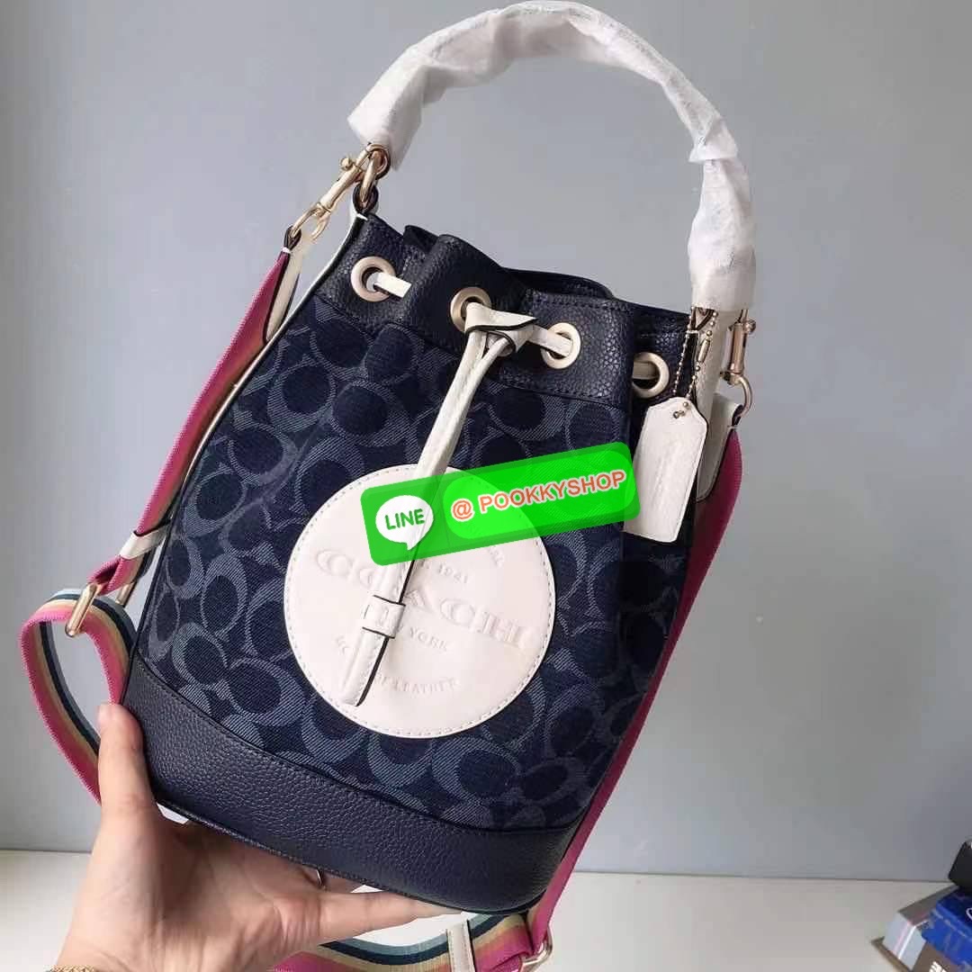 New arrival! 🌈น้องใหม่ล่าสุด สวยหรู ดูดีมากๆค่ะ! COACH DEMPSEY DRAWSTRING BUCKET BAG ((C4100//C4102)) พร้อมส่งที่ไทยค่ะ! กระเป๋าทรงขนมจีบ หนังแท้นิ่มสวยมากๆค่ะ จุดเด่นด้านหน้าปั้มโลโก้แบรนด์ ปากกระเป๋าแบบหูรูดใช้งานง่าย ภายในสามารถใส่ของจำเป็นในชี
