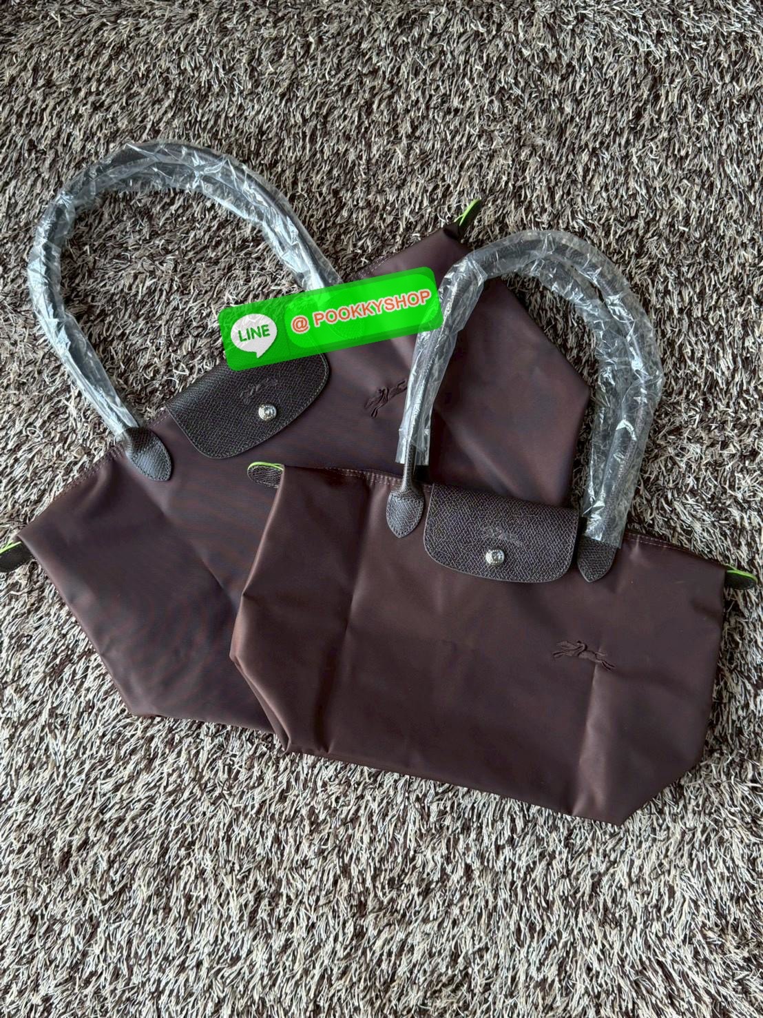 💕LONGCHAMP LE PLIAGE GREEN Shoulder bag L กระเป๋าโท้ทใบนี้ดึงดูดใจคุณด้วยรูปทรงมินิมอลและปริมาตรที่เพียงพอซึ่งสามารถเก็บเอกสารหรือแล็ปท็อปทั้งหมดของคุณได้อย่างง่ายดาย ด้ามยาวช่วยให้คุณสวมใส่ได้อย่างสบายบนไหล่ ขณะที่การปิดด้วยซิปช่วยให้มั่นใจได้ว่า