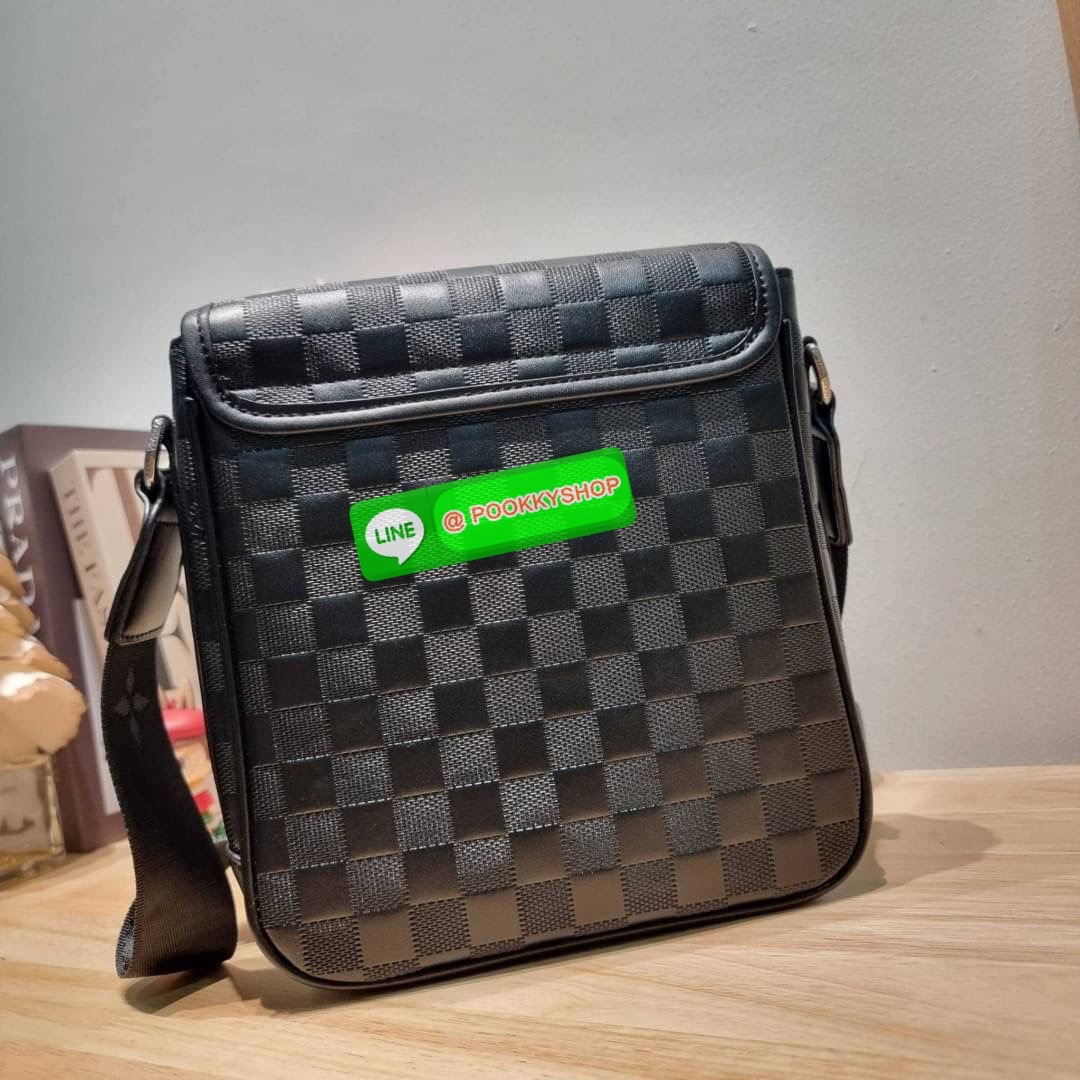 LV bass macassar monogram bag ของใหม่จัดให้หนุ่มๆ จากเคาน์เตอร์ dutyfree กับกระเป๋าสะพายทรงแมสเซ็นเจอร์ ไซส์กำลังดี เหมาะกับหนุ่มๆที่รักความคล่องตัว วัสดุหนังแท้ปั๊มลายเต็มใบ ดีไซน์คลาสสิค เปิด-ปิดด้วยกระดุมแม่เหล็ก ภายในโล่ง ใส่โทรศัพท์ได้ทุกรุ่น ใส่กระเ