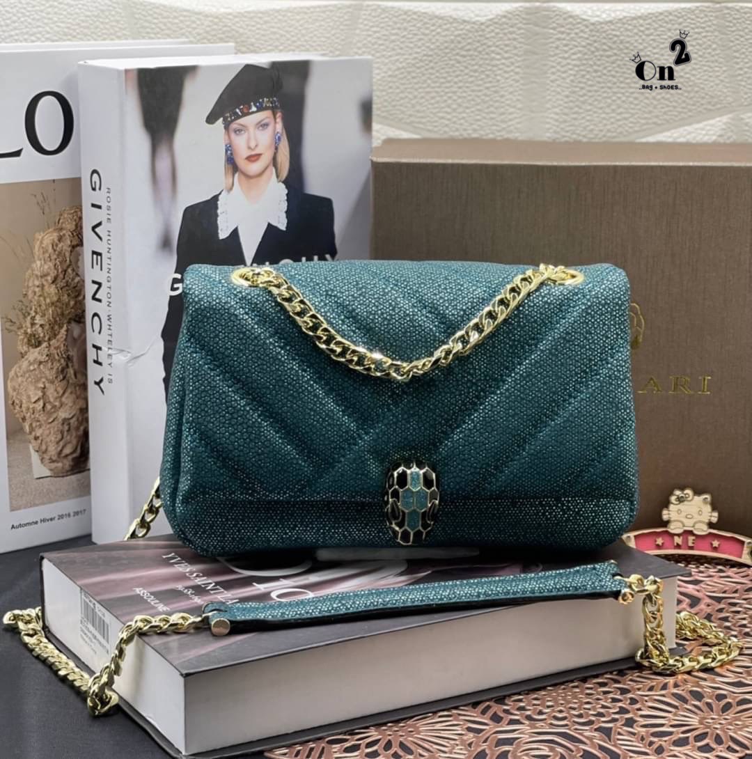 BVLGARI SERPENTI CABOCHON CROSS BODY BAG กระเป๋าสะพายข้าง bvlgari ทรงนี้เป็นทรงคลาสสิคของแบรนด์เลยค่า คือใบนี้แกะแบบมาเป๊ะมากๆ สายสะพายสามารถดึงสั้นยาวได้สวยถูกใจแม่มากห้ามพลาดเลยจ้า