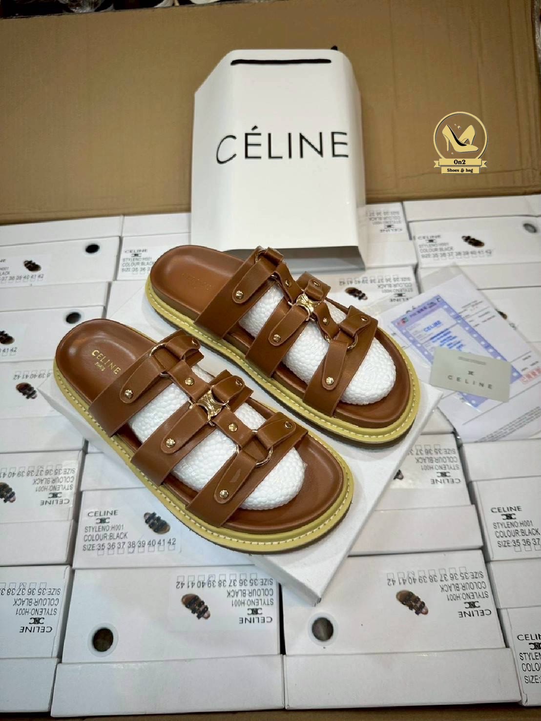 รองเท้าแตะเสริมส้ Celine ดีไซน์ที่ดูหรูหราและทันสมัย เน้นความเรียบง่ายและฟังก์ชันการใช้งานที่ดีเยี่ยม มีส้นเล็กน้อยออกแบบให้ดูทันสมัยและสามารถสวมใส่ได้ทั้งในโอกาสทางการและไม่เป็นทางการสายรัดข้อที่สามารถปรับให้กระชับพอดีกับขา ช่วยเพิ่มความมั่นคงและไม่ลื่นไ