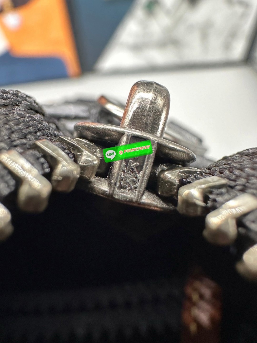 🎒 Coach CR747 – Houston Flight Bag in Signature Canvas เท่ เนี้ยบ พร้อมลุยในทุกวัน กับทรง Messenger ที่ใช้งานง่ายที่สุด 🖤 รุ่นนี้เท่มาก! สะพายแล้วหล่อขึ้นอีก 3 ระดับ Coach CR747 – Houston Flight Bag รุ่นขายดีสาย Messenger สะพายข้างได้พอดีต