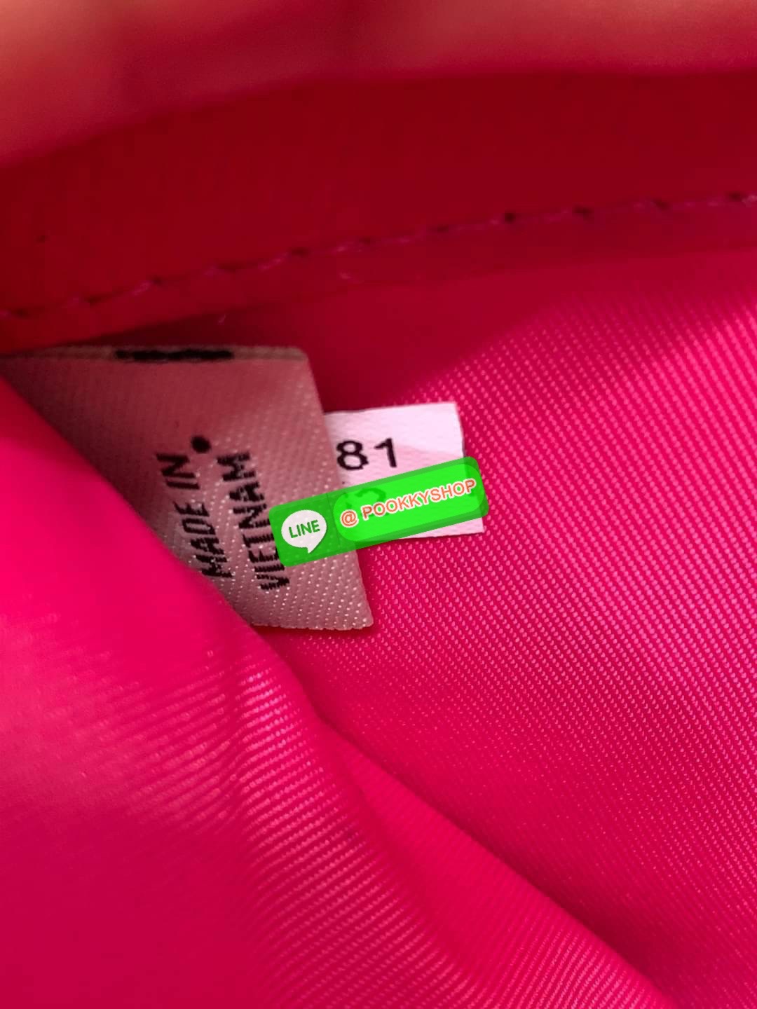 COACH MEDIUM CORNER ZIP WALLET IN SIGNATURE CANVAS ((53562)) 💋กลับมาอีกครั้งค่ะ! กระเป๋าเงินใบกลางหนัง pvc canvas สวยงามค่ะ เปิดปิดช่องหลักด้วยกระดุมภายในมีช่องเสียบบัตรได้ถึง10ช่อง ช่องใส่ธนบัตรหนึ่งช่อง; และช่องซิปสำหรับใส่เหรียญอีกสองช่อง แยกสั