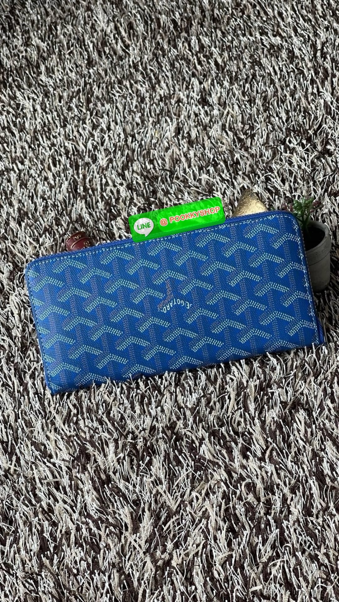 Goyard Matignon GM Wallet แบรนด์สัญชาติฝรั่งเศสที่มีความคลาสสิคและลวดลายอันเป็นสัญลักษณ์ อีกหนึ่งรุ่นที่แนะนำ กระเป๋าสตางค์ แบบยาว Matignon GM ที่มีซิปปิดสนิทและปลอดภัย ช่องใส่การ์ด 12 ช่อง ช่องซิปตรงกลาง และช่องเก็บของขนาดใหญ่ 2 ช่อง ช่วยให้คุณเก็บการ์ด