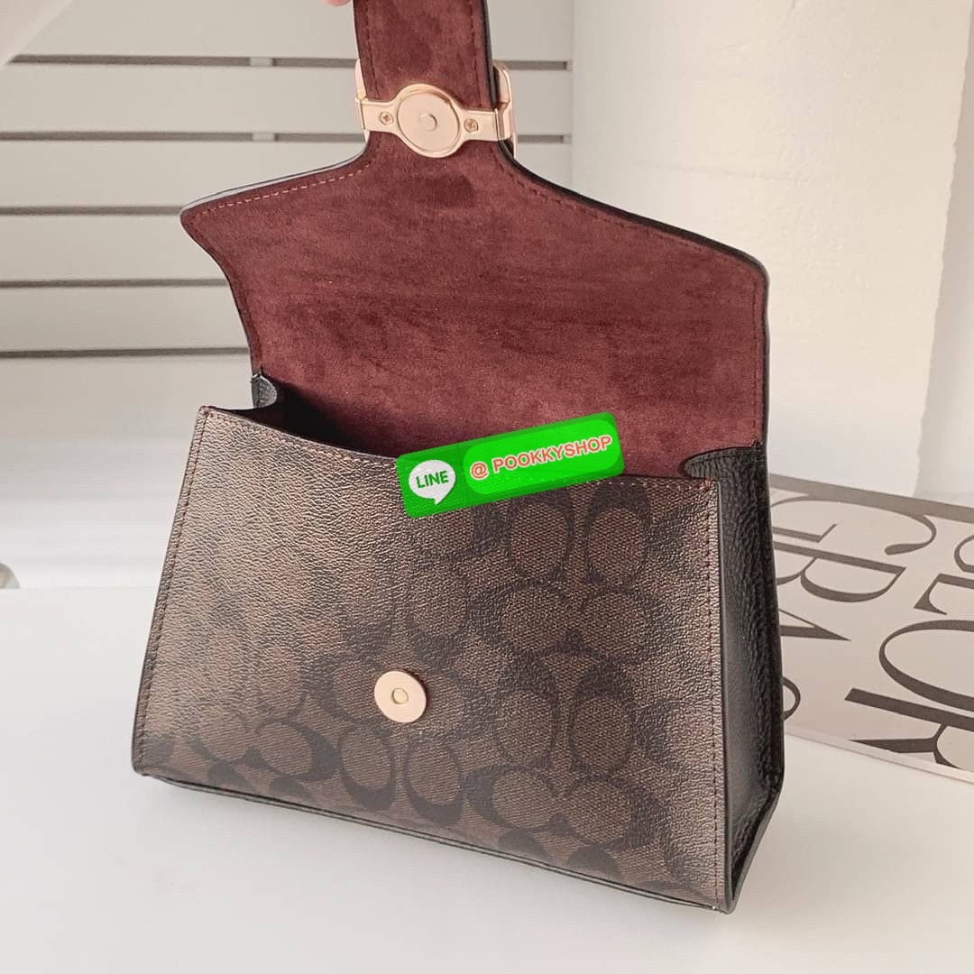 “Classic elegance with a modern twist.” Coach Pepper Satchel – กระเป๋าทรง Satchel ที่ผสานความคลาสสิกและความทันสมัยได้อย่างลงตัว วัสดุคุณภาพเยี่ยม ผสมผสานระหว่างหนังและผ้าแคนวาสลายซิกเนเจอร์ของ Coach เหมาะสำหรับวันทำงานหรือวันพักผ่อน เพิ่มความหรูหราให้กับท