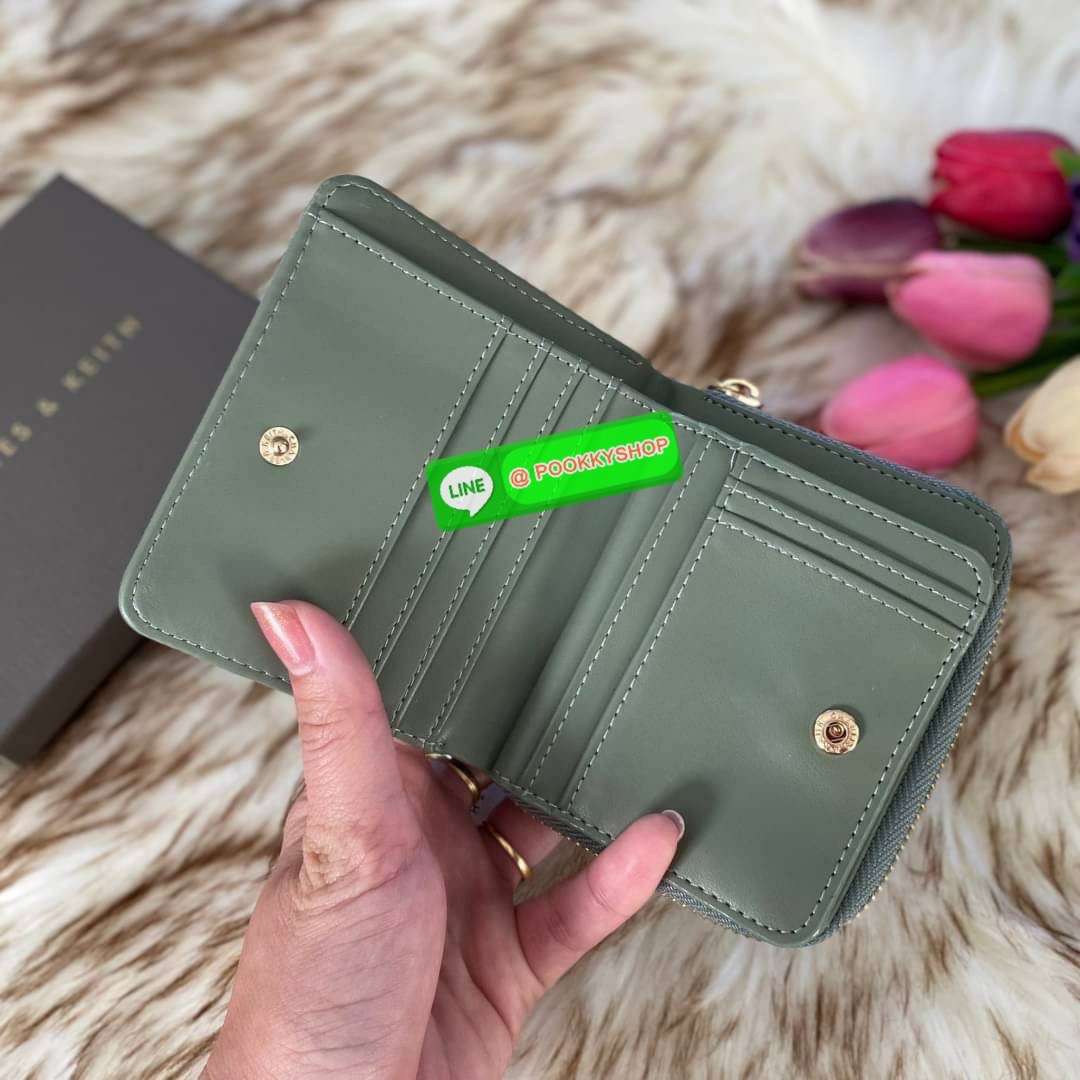 CHARLES & KEITH COMPACT WALLET กระเป๋าตังใบสั้นฟังก์ชันครบ!! ด้านหน้ามีโลโก้แบรนด์ มีช่องซิปใส่เหรียญ เปิดปิดแบบกระดุม ด้านในมีช่องใส่การ์ด 16 ช่อง มีช่องใส่ธนบัตรตามยาว ไม่ต้องพับแบงค์ค่า คุ้มมากๆเลยใบนี้