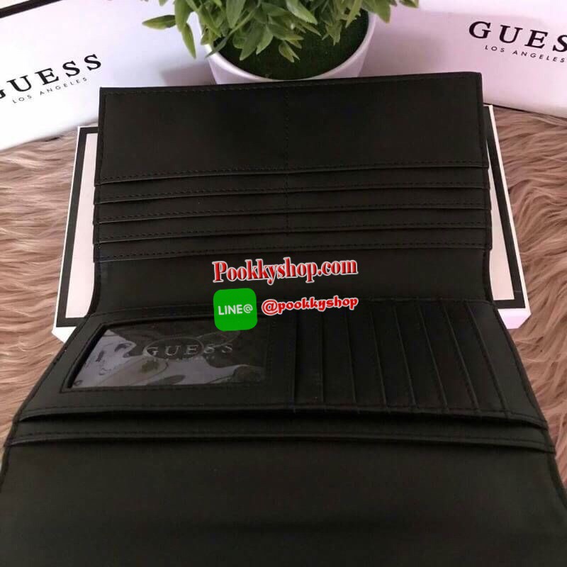 Guess leather wallet กระเป๋าสตางค์ใบกลาง ด้านหน้าแต่งโลโก้แบรนด์โลหะสวยหรูลายซิกเนเจอร์ของแบรนด์ ภายในมีช่องใส่ธนบัตร บัตรต่างๆ ช่องใส่รูป มีช่องยาว 3 ช่อง ใส่ธนบัตร ด้านหลังมีช่องซิปใส่เหรียญ ปิดเปิดใช้งานสะดวก ถือถนัดมือ ขนาดกำลังพอเหมาะ ดีไซร์หรูสวยงาม