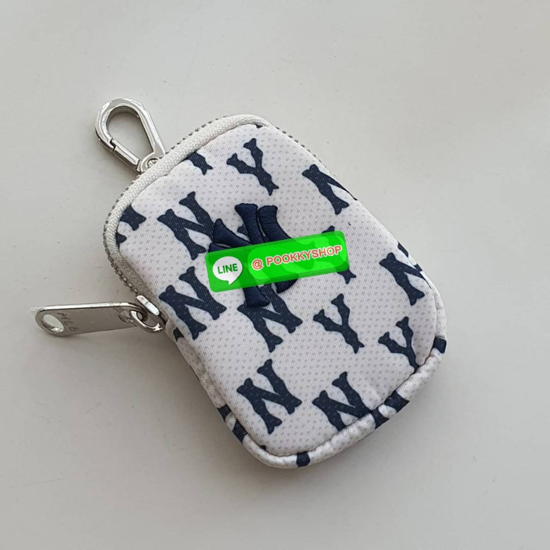 New collection!!! MLB MONOGRAM HIP SACK NEW YORK YANKEES กระเป๋าทรงคาดอก คาดเอว สะพายไหล่ จากแบรนด์ดัง MLB เป็นรุ่นยอดฮิต อีกคอลเลคชั่นที่ขายดี วัสดุ ผ้า NYLON กันน้ำ ด้านหน้าปักโลโก้แบรนด์ อะไหล่แบรนด์ ด้านใน มีช่องซิปแยก 1 ช่อง และ ช่องหลักใหญ่ 1 ช่อง ม