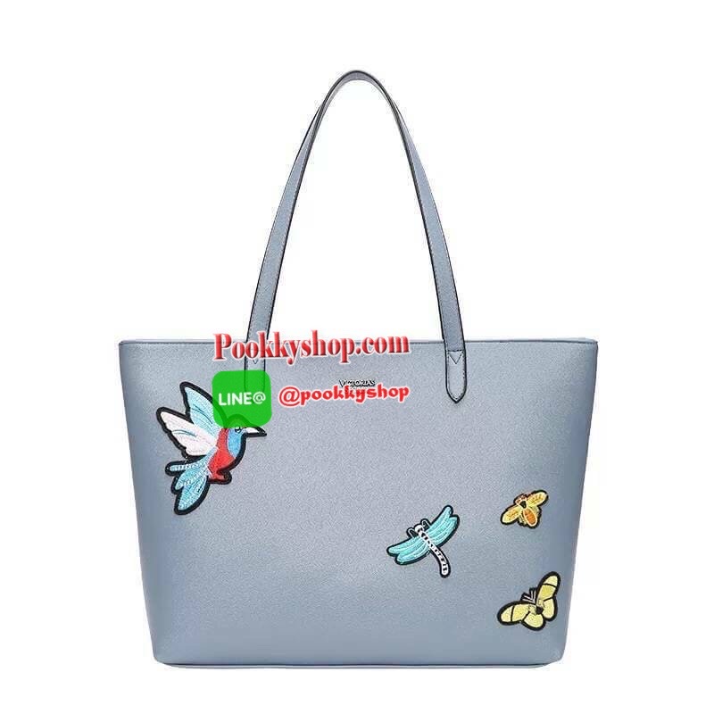Victoria’s Secret Tote Bag 2019 กระเป๋าถือหรือสะพายลายหนังคาเวียร์ สวยด้านหน้าประดับด้วยโลโก้ ตัวกระเป๋าแต่งด้วยลายปักสวยเก๋ ปากกระเป๋าเปิดปิดด้วยซิปสะดวกใช้ ภายในมีช่องโล่งและช่องเล็กไว้แบ่งเก็บของ ใส่หนังสือ เอกสาร A4 Notebook ipad กระเป๋าสตางค์ ของใช้ไ