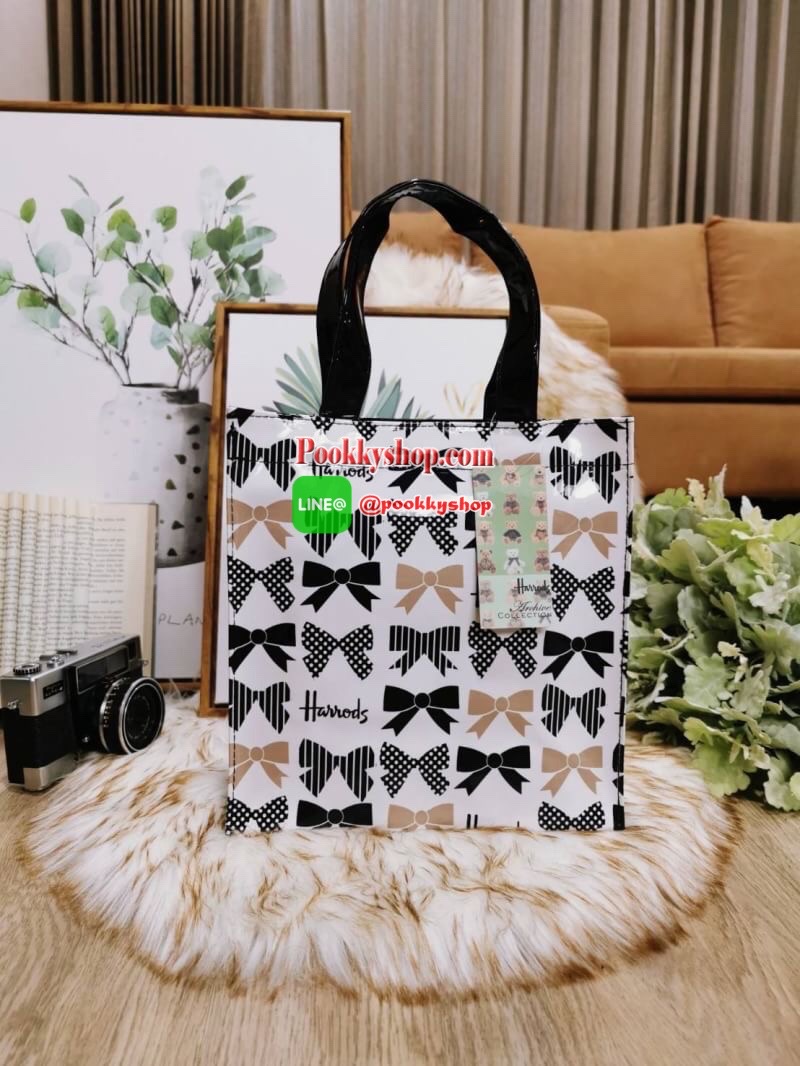 ลายนี้เข้าแล้วนะคะ! พร้อมส่งไอเท็มยอดนิยม! Harrods London Top-handle Shopping Bag กระเป๋า Shopping แบรนด์ดังจากอังกฤษรุ่นยอดนิยมวัสดุ PVC+Polyester 100% ของแท้เนื้อหนาอยู่ทรงกันน้ำ ขนาดกำลังดี น้ำหนักเบา เปิดปิดด้วยซิปสะดวกใช้หัวซิปปั้มโลโก้แบรนด์อะไหล่เง