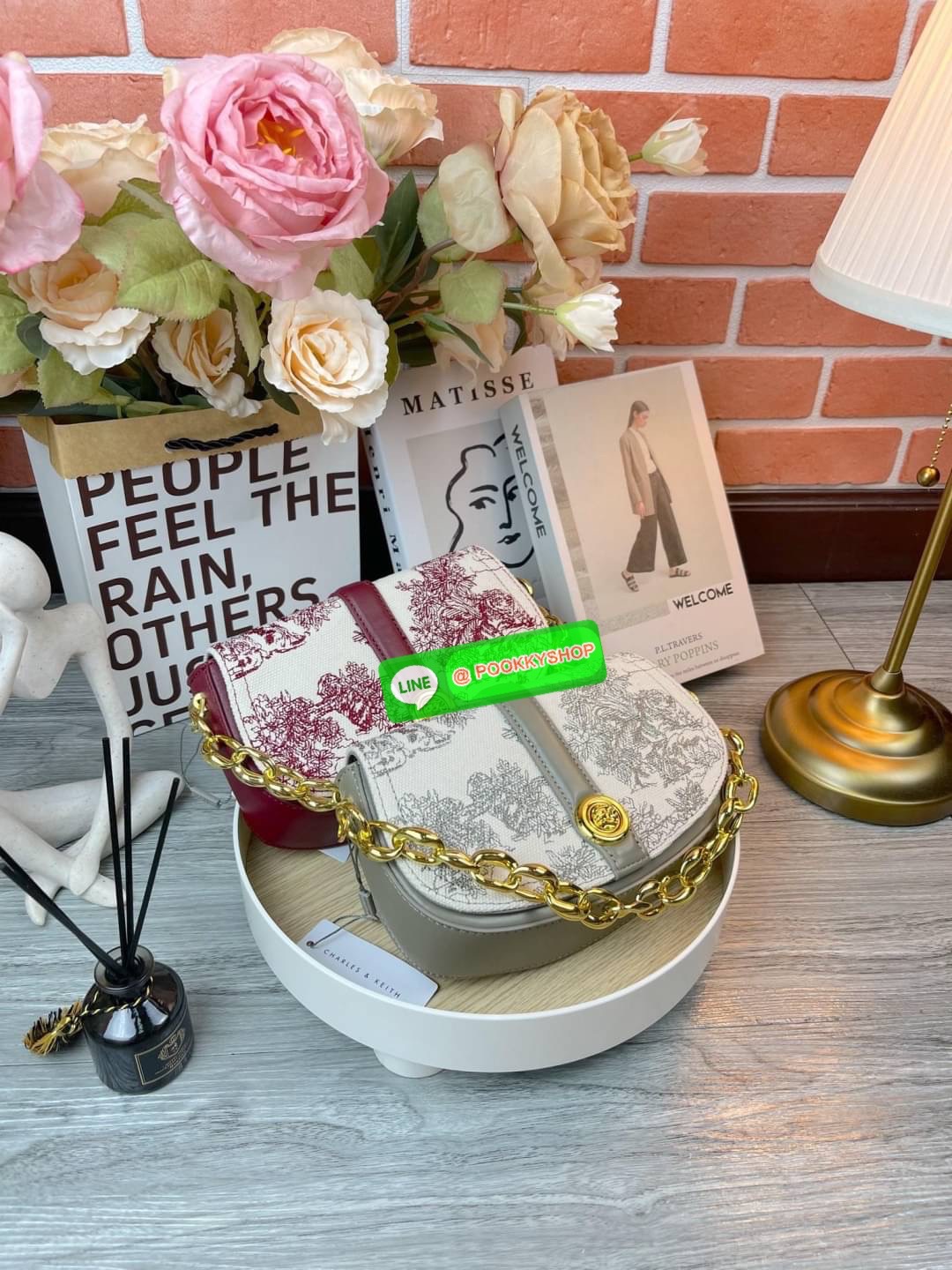 Charles & Keith Fabric Print Chain Shoulder Bag กระเป๋าถือ/สะพายทรงสวยหรู ด้านหน้ากระเป๋าแต่งผ้าปริ้วท์ลายสวยงาม หูหิ้วคล้องแขนเป็นแบบโซ่ทองหรูหรา ด้านหลังมีช่องใส่ของได้ เปิดปิดแบบตัวกดล็อก ด้านในจุของได้พอสมควรเช่น กระเป๋าเงินใบกลาง กุญแจรถ iPhone pro m