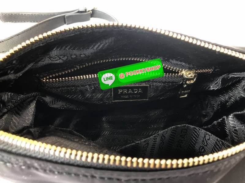 PRADA NYLON SHOULDER BAG พรีเมี่ยมกิ้ฟจากเคาน์เตอร์ต่างประเทศรุ่น Limited edition ที่ฮ๊อตสุดๆวัสดุเป็น Nylon เนื้อหนาคุณภาพดีตามแบบฉบับของแบรนด์ ขนาดกำลังดีน้ำหนักเบา ด้านหน้าประดับ โลโก้แบรนด์อะไหล่ทองหรู ภายในมีช่องซิปและช่องใส่ของ ซับใน Polyester100% ใ