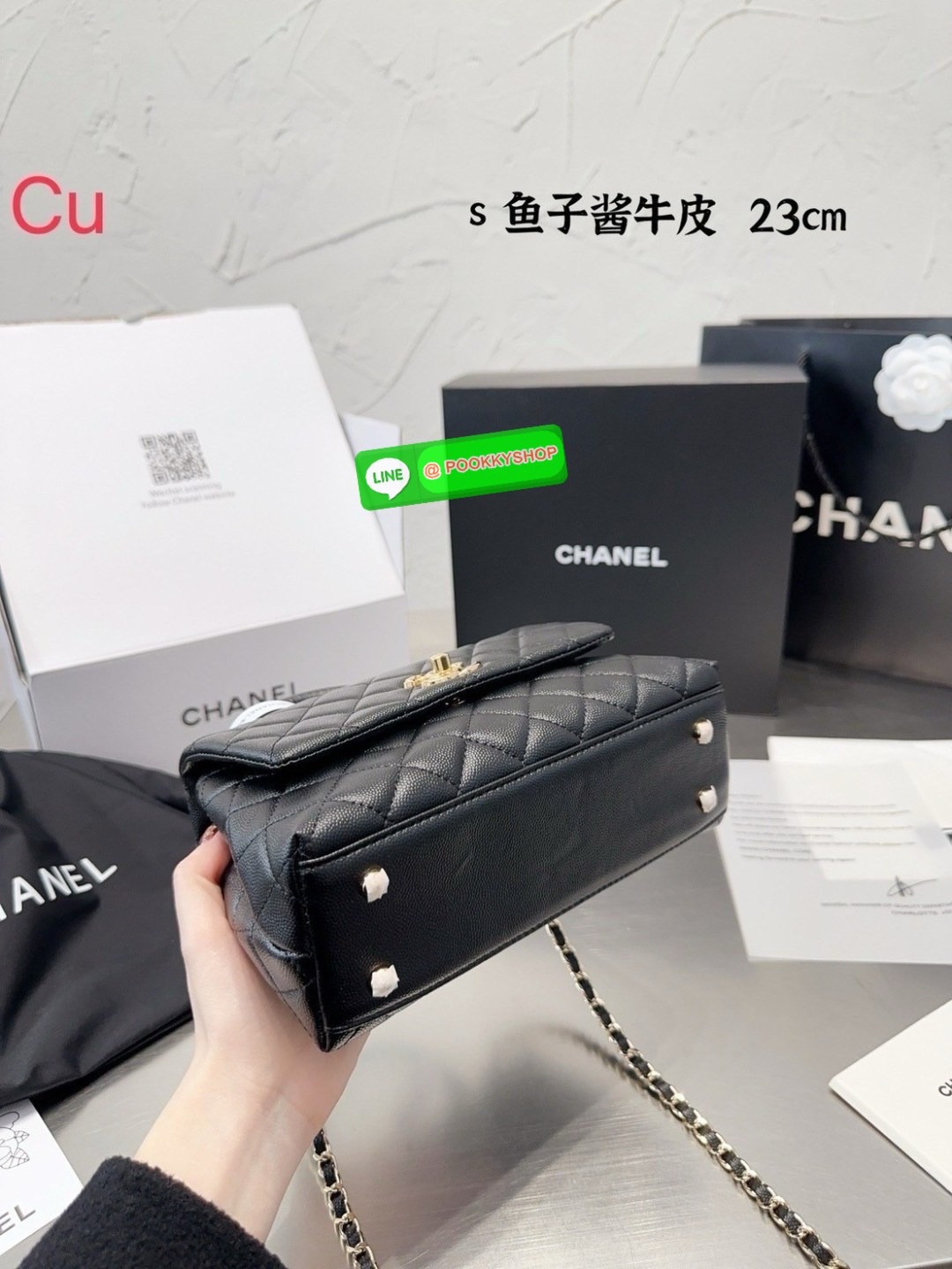 CHANEL Coco Small Top Handle Bag กระเป๋าสะพายสุดคลาสสิค สวยหรูพร้อมมือจับในตัว อะไหล่ทองสวยมาก มาพร้อมกล่อง อปก ครบเซ็ท รอบนี้จัดราคาพิเศษสุดคุ้มค่ะ โดดเด่นและดูแพง ไม่อยากให้พลาดเลยน้า
