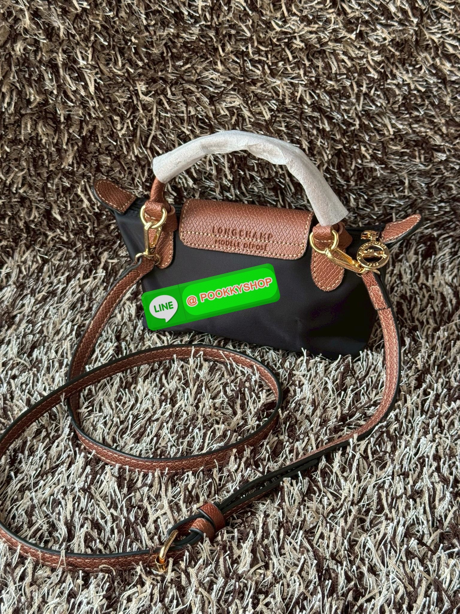 LONGCHAMP LE PLIAGE ORIGINAL X Labubu Pouch with handle เป็นการร่วมงานกัระหว่างแบรนด์ และยังกระเป๋าถือขนาดมินิทรงpouch ที่ด้านหน้ามีลวดลายน้องลาบูบู้ในแบบต่างๆ เปิดปิดระบบสองชั้น ได้ว่าของด้านในมีความปลอดภัย เหมาะอย่างยิ่งสำหรับสาวๆที่ชอบกระเป๋าขนาดมินิไซ