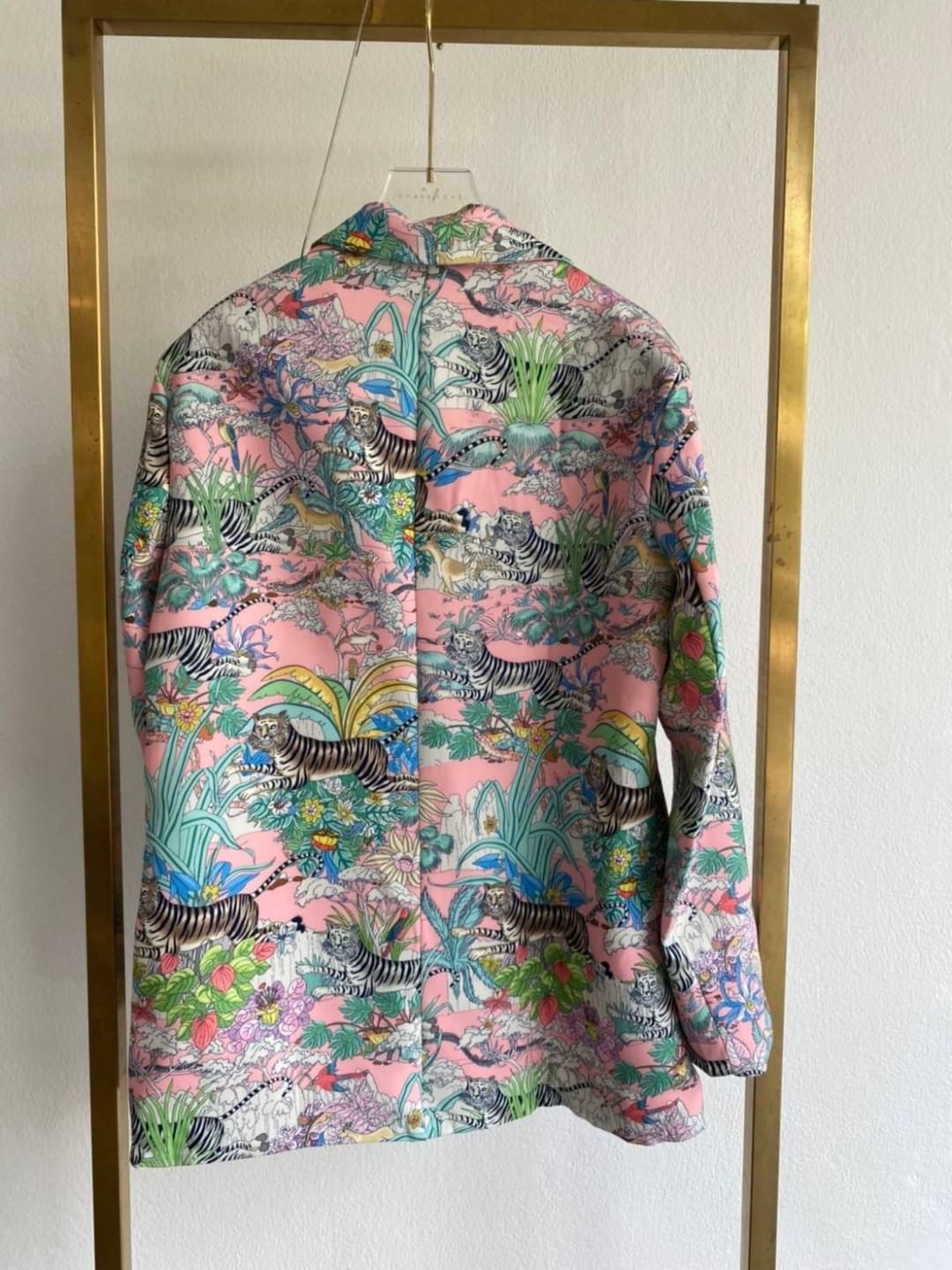 เบลเซอร์สูทลาย animal สีสันจัดจ้าน ต้อนรับซัมเมอร์ไปเลยค้า ตัวสูทคัตติ้งเนี้ยบ ทรงoversize เย็บซับติด งานสวยมากๆค่ะ