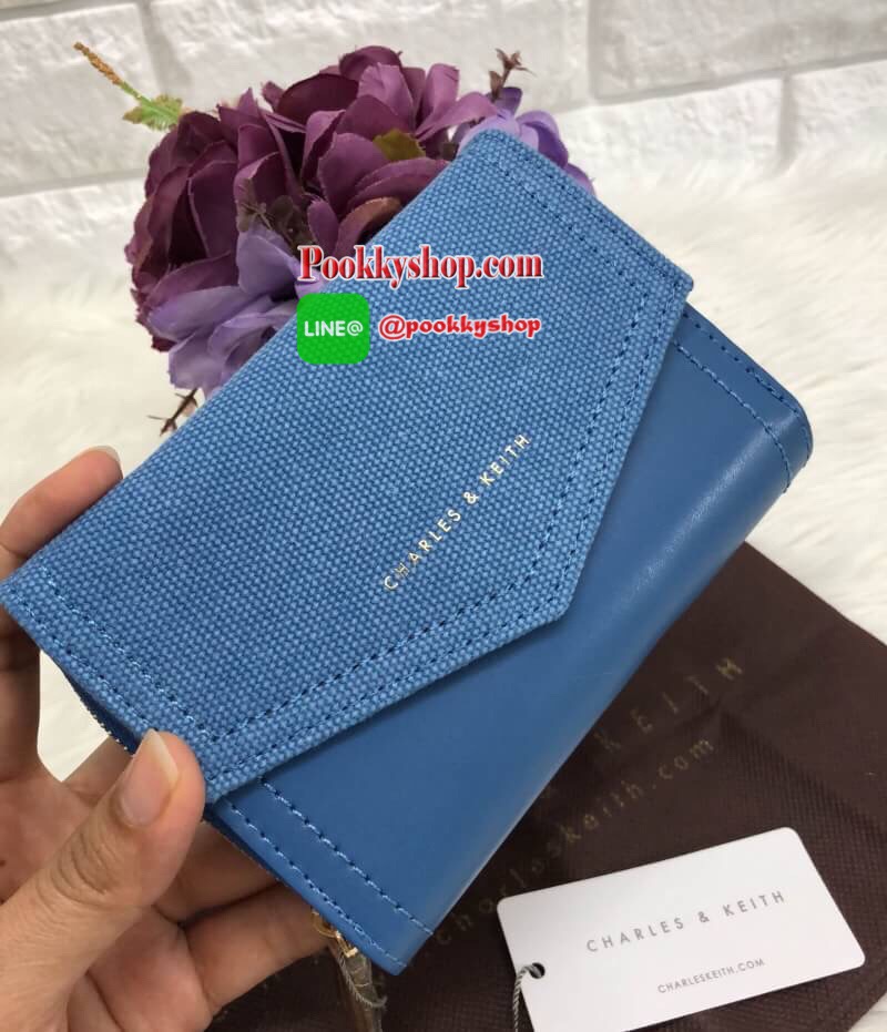 New!!! CHARLES & KEITH SMALL ENVELLOPE WALLET BAG สีออกใหม่ปี 2018 โลโก้ อะไหล่ทองค่ะ!!! พร้อมส่งสินค้าเข้าใหม่ค่ะ!!! กระเป๋าสตางค์ใบสั้น ขนาดกำลังดี หนังเรียบ ด้านหน้าปั้มโลโก้แบรนด์ เปิดปิดช่องหลักแบบแม่เหล็ก ด้านในมีช่องใส่บัตรได้ถึง15 ช่อง เยอะมากค่า