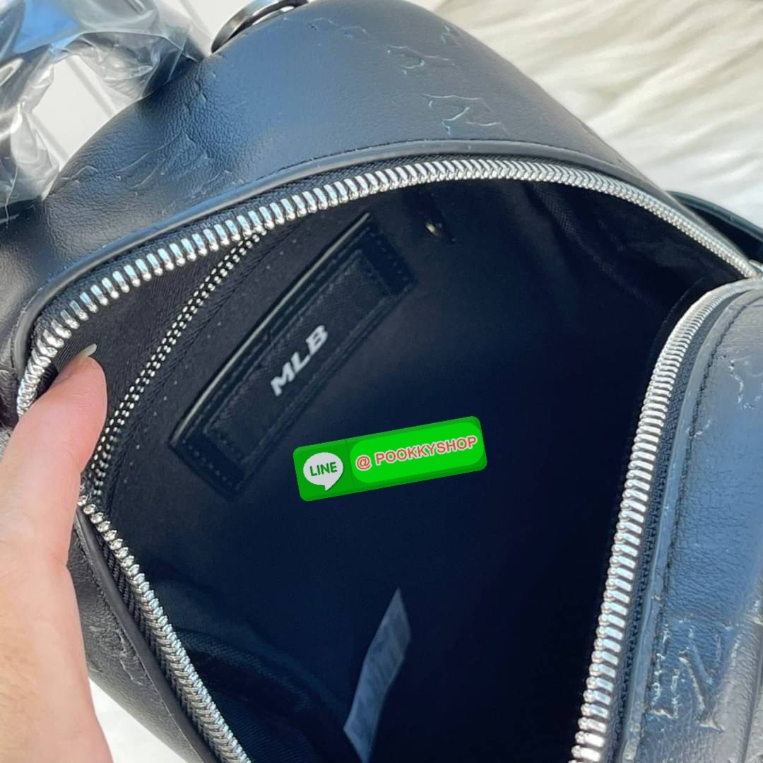 MLB กระเป๋าเป้ วัสดุหนังนิ่ม เปิดปิดด้วยซิปคู่ มี 3 ช่องใช้งาน สายสะพายหลัง ปรับระดับได้