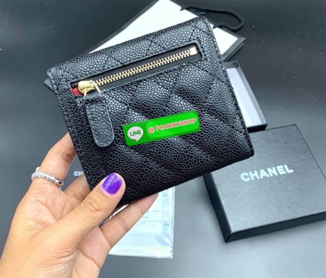 กระเป๋าสตางค์ Chanel หนังแกะเรียบ & คาเวียร์ สวยอยู่ทรง ด้านหน้าประดับโลโก้แบรนด์สวยน่าใช้ เป็นกระเป๋าขนาดกลางสามพับ ดูดีมีระดับใช้ได้ทุกโอกาส มีช่องใส่เยอะธนบัตร ช่องใส่บัตรมากกว่า 9 ช่อง และในอีก 1 ช่อง เปิด-ปิดด้วยกระดุม