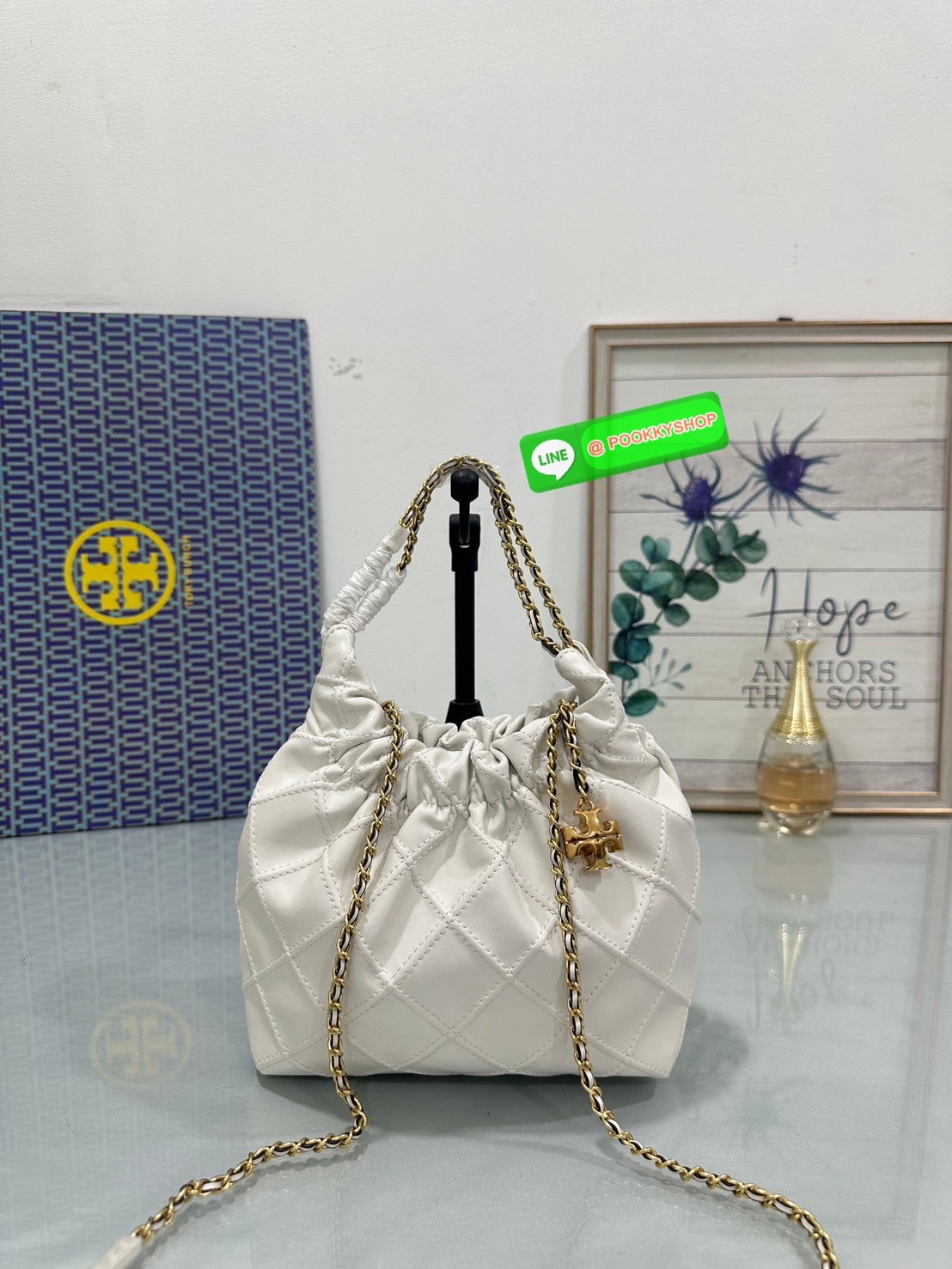 Tory Burch Fleming Drawstring Bag ผลิตจากหนังนิ่ม ตกแต่งด้วยลายไดมอนด์และสายโซ่