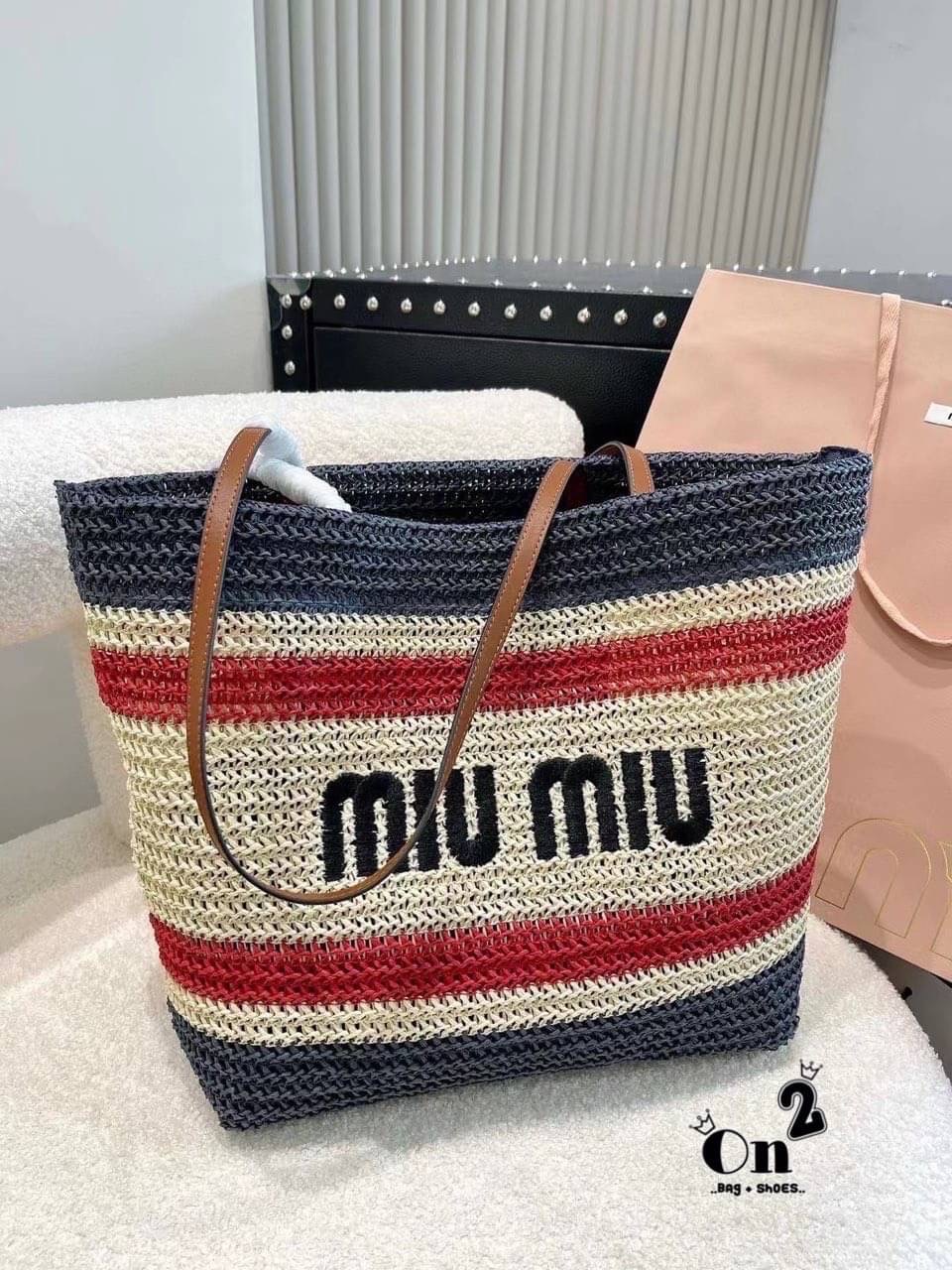 Miu Miu Women's Natural Colorblock Shopping Bag In Knit Fabric Onesize กระเป๋าทรงชอปปิ้งมาใหม่ งานถักสวยเป๊ะมากค่ะ ไซส์ใหญ่ใส่ของได้ครบจบที่ใบเดียว สาวๆนักช็อปห้ามพลาดนะ