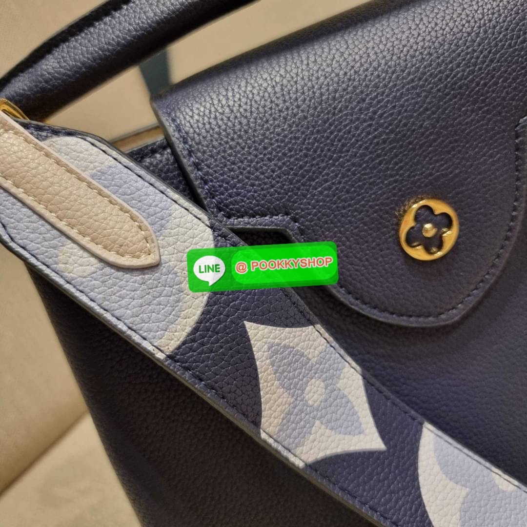 NEW IN!! LV capucines top handle วีไอพีพรีเมี่ยมกิ๊ฟจากเคาน์เตอร์ ที่สุดของความสวยในราคาเบาๆ กระเป๋าถือสุดหรู ดีไซน์ทรงคลาสสิค พร้อมลวดลายหรูหรา มาพร้อมหูจับในตัว ด้วยรูปทรงวินเทจและวัสดุหนังลูกวัว สัมผัสดี ขับผิว ทำให้ไอเท็มนี้สะกดทุกสายตาจริงๆ และยังมีล