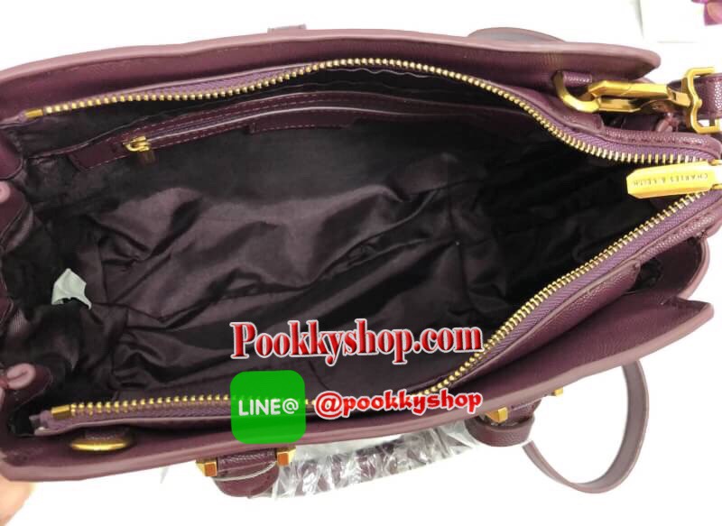 ลายหนังคาเวียร์ อะไหล่ทองคลาสสิค ปี 2018 ✔️พร้อมเฉดสีใหม่ปี 2018 New arrival !!! CHARLES & KEITH BAG Best Seller!!! พร้อมส่งค่ะ....กระเป๋าถือและสะพายข้าง ทรงสวยเก๋ หนังคาร์เวียตัดขอบหนังเรียบด้านข้างได้อย่างสวยงามค่ะ ด้านหน้าห้อยพวงแบรนด์หรูมาให้ เ