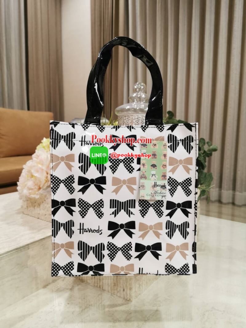 ลายนี้เข้าแล้วนะคะ! พร้อมส่งไอเท็มยอดนิยม! Harrods London Top-handle Shopping Bag กระเป๋า Shopping แบรนด์ดังจากอังกฤษรุ่นยอดนิยมวัสดุ PVC+Polyester 100% ของแท้เนื้อหนาอยู่ทรงกันน้ำ ขนาดกำลังดี น้ำหนักเบา เปิดปิดด้วยซิปสะดวกใช้หัวซิปปั้มโลโก้แบรนด์อะไหล่เง