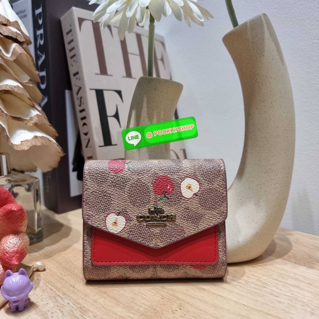 COACH 87709 SMALL WALLET IN SIGNATURE CANVAS WITH SCATTERED APPLE PRINT 🔆 Details กระเป๋าสตางค์ใบสั้น พับสองตอน อะไหล่สีทองเหลือง สวยคลาสสิค แต่งเติมสีสันด้วยแอปเปิ้ลคละเต็มใบ ดูสวยหรูอย่างลงตัว เปิด-ปิดด้วยกระดุม ภายในมีช่องใส่บัตร ใส่ธนบัตรได้ทุ