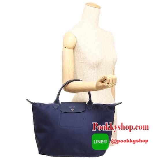 Longchamp Le Pliage Neo Size M มาพบกับกระเป๋ารุ่นยอดนิยม ที่สาวๆ ต้องมีไว้เก็บไว้สักใบ กระเป๋าโท้ทใบนี้ มาพร้อมกับสีที่มีสไตล์เรียบง่าย มีสายสะพายยาวช่วยให้คุณสามารถสะพายไหล่ได้อย่างสบาย ในขณะที่ที่ปิดแบบซิปช่วยให้คุณมั่นใจได้ว่าของด้านในมีความปลอดภัย Le