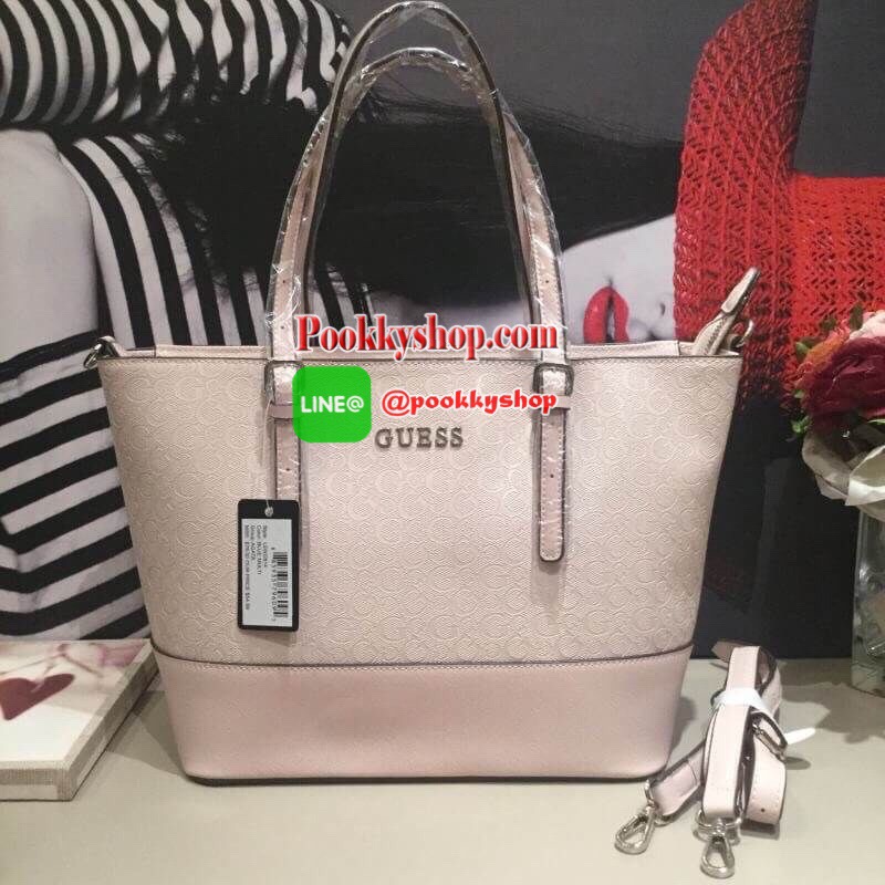 GUESS DELANEY TOTE BAG กระเป๋าทรง shopping วัสดุหนังแก้วเงาสวย น้ำหนักเบา ด้านหน้าประดับด้วยโลโก้แบรนด์สุดหรู เปิดปิดกระเป๋าด้วยซิปสะดวกใช้ ด้านในโล่งกว้าง มีช่องซิปและช่องเล็กสำหรับใส่ของ ซับในลายแบรนด์ รุ่นนี้มาพร้อมสายสะพายยาวปรับได้ ถอดได้ จะใช้แบบสะพ