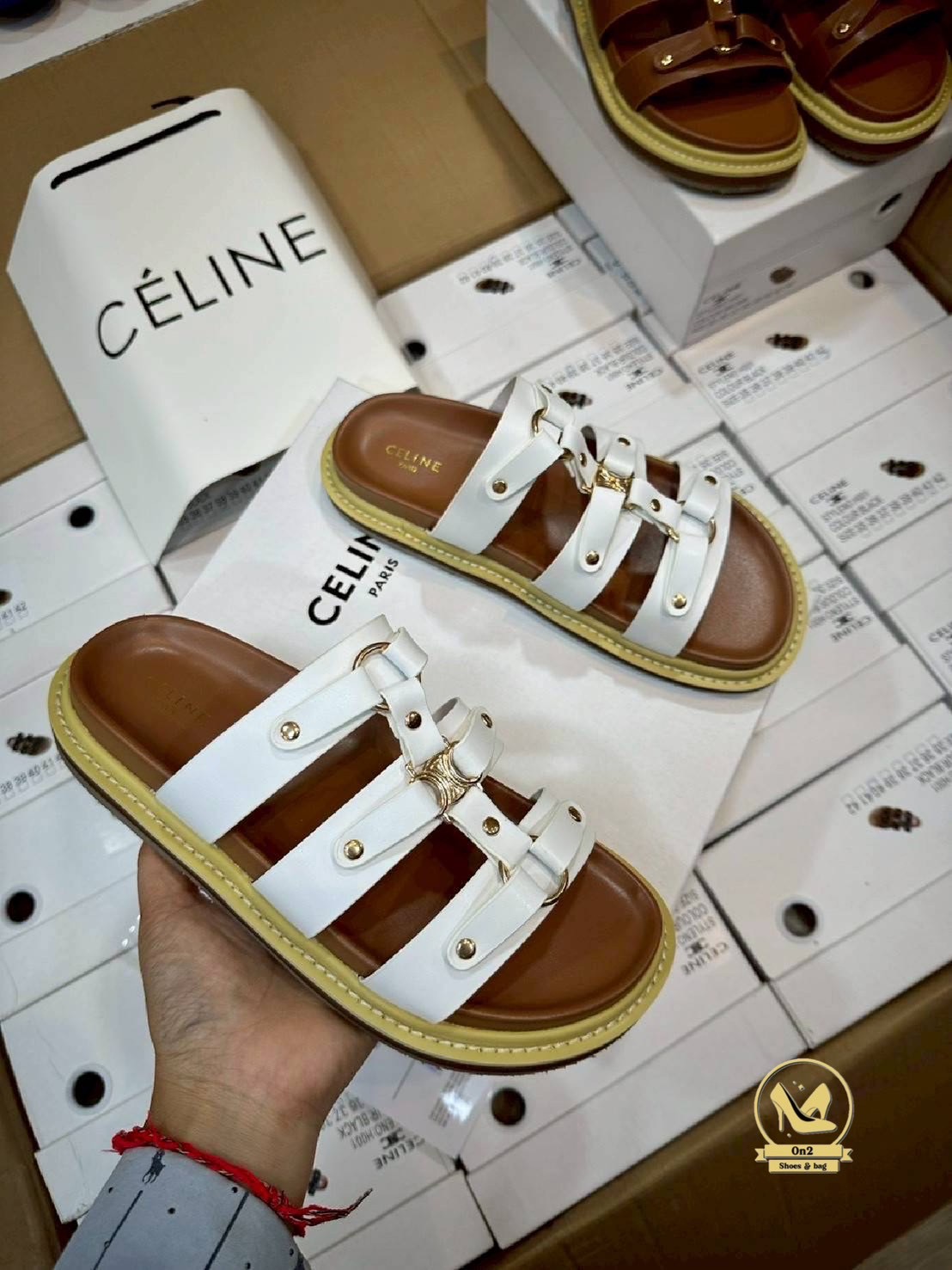 รองเท้าแตะเสริมส้ Celine ดีไซน์ที่ดูหรูหราและทันสมัย เน้นความเรียบง่ายและฟังก์ชันการใช้งานที่ดีเยี่ยม มีส้นเล็กน้อยออกแบบให้ดูทันสมัยและสามารถสวมใส่ได้ทั้งในโอกาสทางการและไม่เป็นทางการสายรัดข้อที่สามารถปรับให้กระชับพอดีกับขา ช่วยเพิ่มความมั่นคงและไม่ลื่นไ