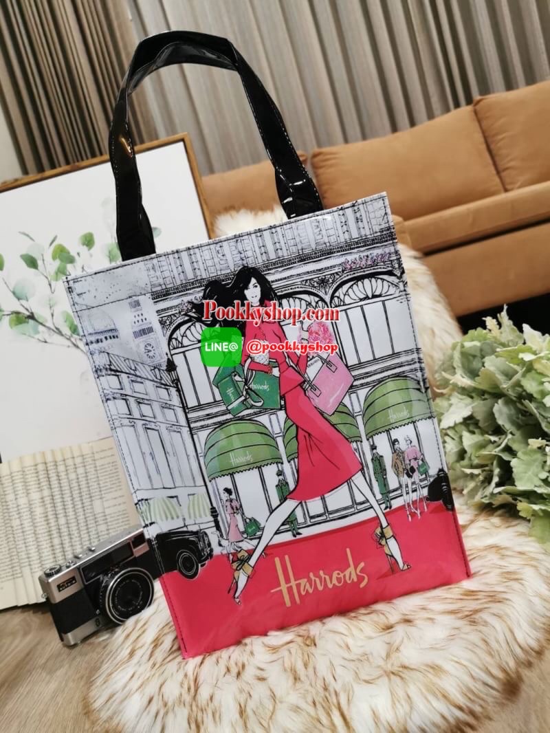 ลายนี้เข้าแล้วนะคะ! พร้อมส่งไอเท็มยอดนิยม! Harrods London Top-handle Shopping Bag กระเป๋า Shopping แบรนด์ดังจากอังกฤษรุ่นยอดนิยมวัสดุ PVC+Polyester 100% ของแท้เนื้อหนาอยู่ทรงกันน้ำ ขนาดกำลังดี น้ำหนักเบา เปิดปิดด้วยซิปสะดวกใช้หัวซิปปั้มโลโก้แบรนด์อะไหล่เง
